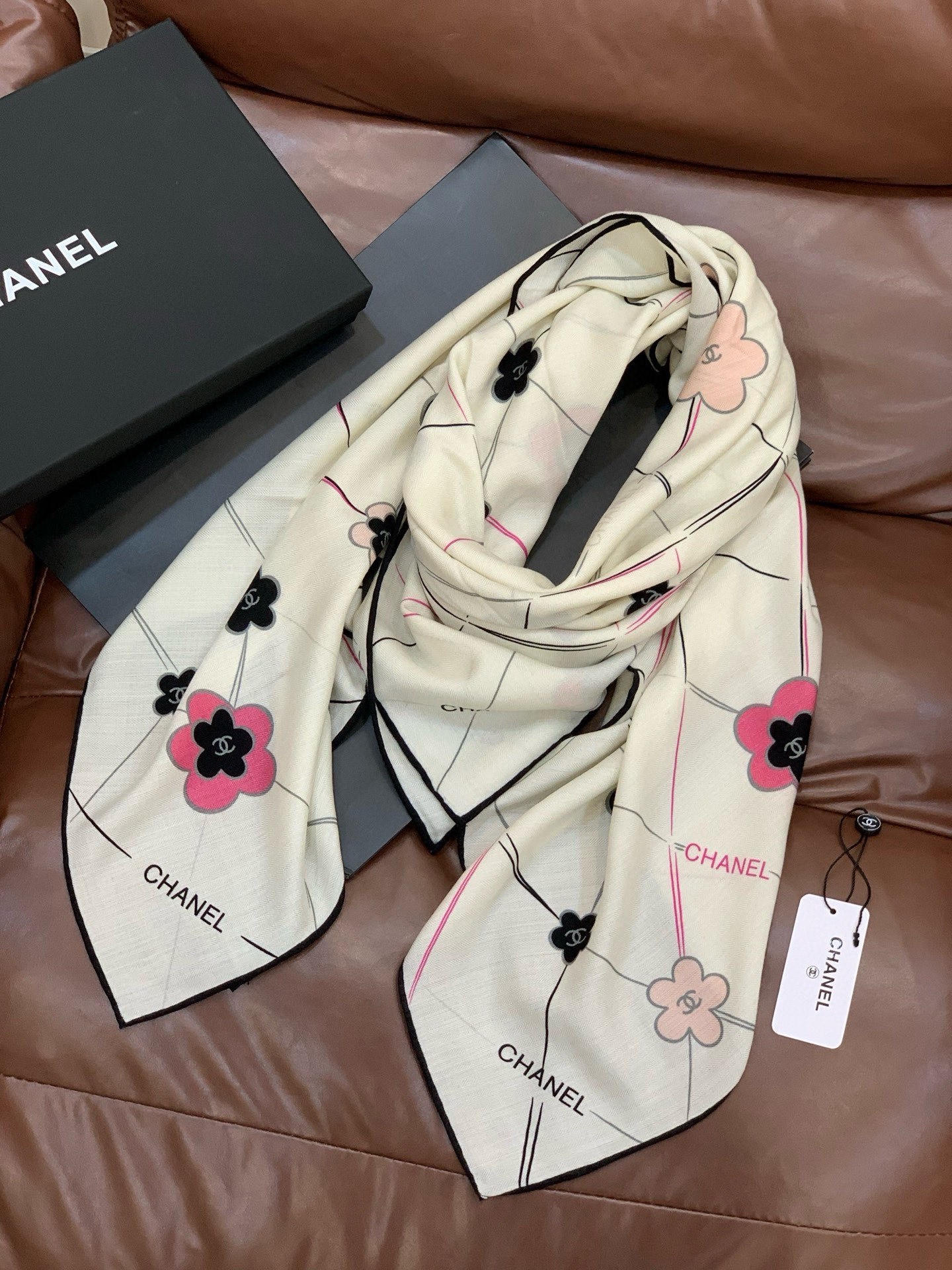 P225📦新款💖💖🏻🏻【山茶花印花140】140丝绒双面同色印花方巾‼️抢‼️VIP推荐 ‼️下手一定要快【高端 大爱 ‼️纯羊绒 婴儿触感舒服到飞️女人尤物 货极少 四季都可以用‼️真心美的让人非常非常心动 上身效果简直美翻了 品质非常完美‼️ 整个围巾给人大牌气场的同时又非常精致秀丽绝对值得入手的新款‼️ 实物一拿到就会庆幸自己是女人的绝美好货 值得品鉴‼️完美气质品味Ditails首选VIP们 上‼️尺寸:140*140cm,70%羊绒+30%真丝