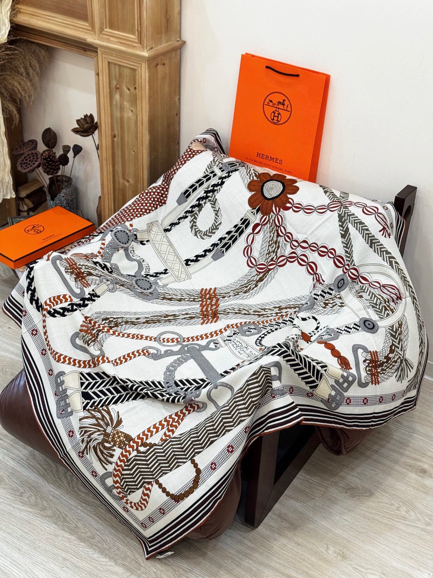 “编织鞍带”140方巾～Hermes 手工卷边丝绒方巾（30%桑蚕丝70%羊绒）这款爱马仕的经典单品展现