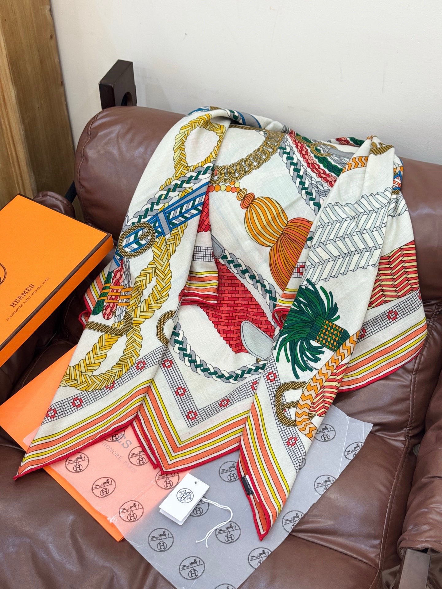 “编织鞍带”140方巾～Hermes 手工卷边丝绒方巾（30%桑蚕丝70%羊绒）这款爱马仕的经典单品展现