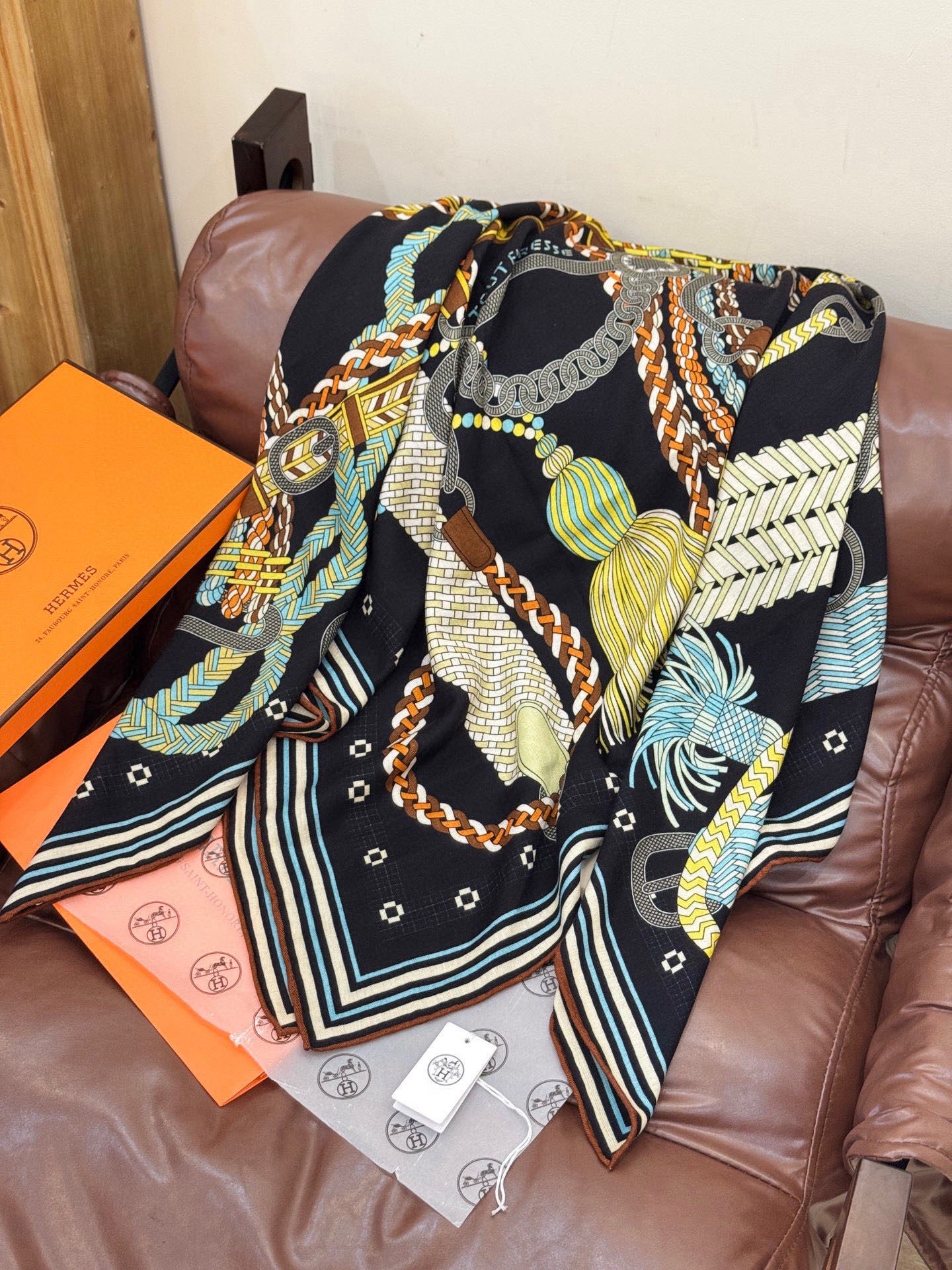 “编织鞍带”140方巾～Hermes 手工卷边丝绒方巾（30%桑蚕丝70%羊绒）这款爱马仕的经典单品展现