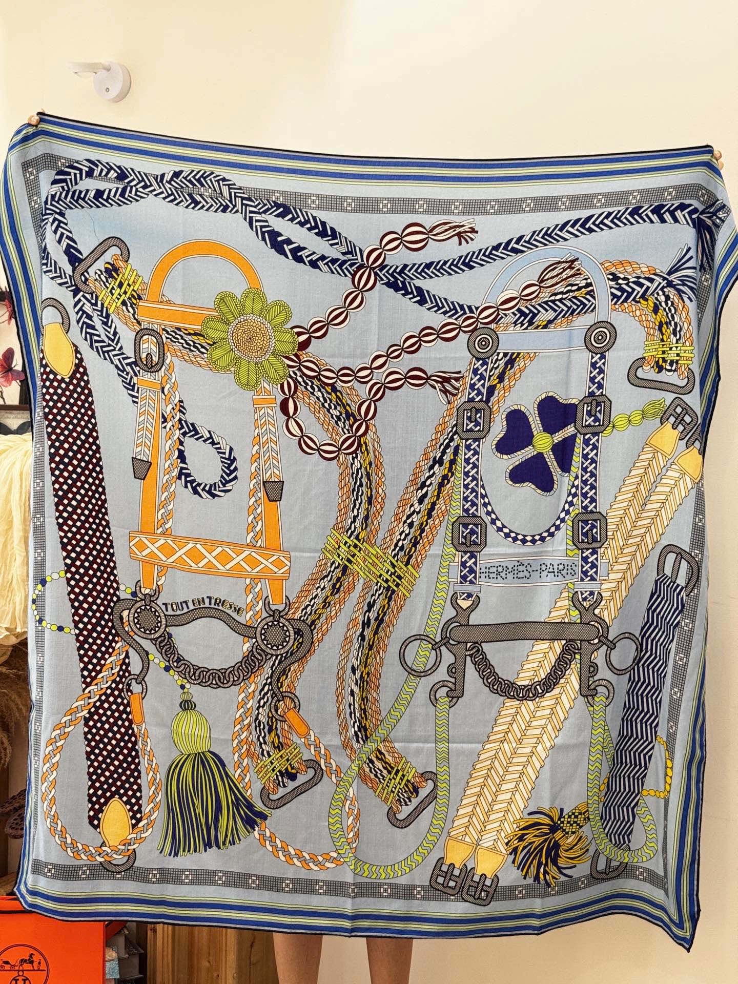 “编织鞍带”140方巾～Hermes 手工卷边丝绒方巾（30%桑蚕丝70%羊绒）这款爱马仕的经典单品展现