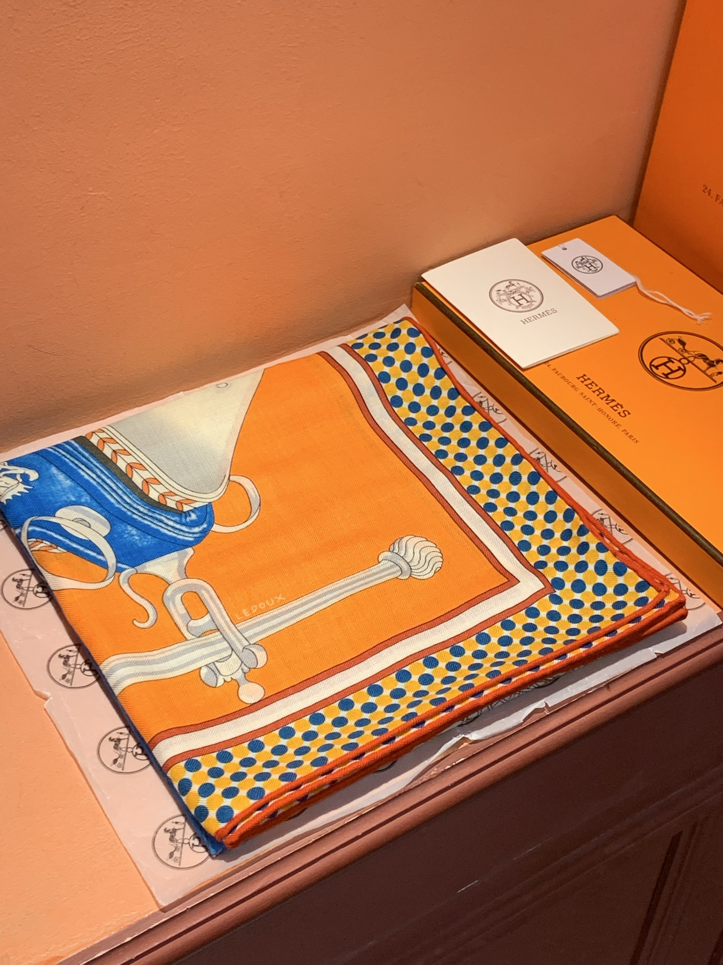 【140顶级丝羊绒双面同色披肩『骏马之城』！！超级气质！！】不仅美有其表，更有好品质与好细节的出彩内质！