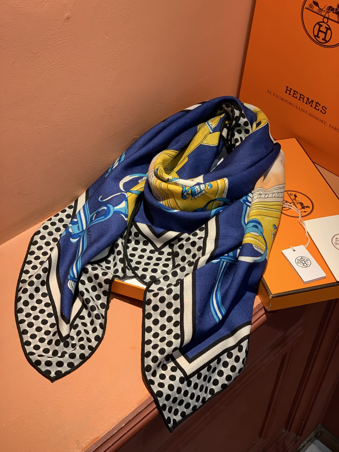 【140顶级丝羊绒双面同色披肩『骏马之城』！！超级气质！！】不仅美有其表，更有好品质与好细节的出彩内质！