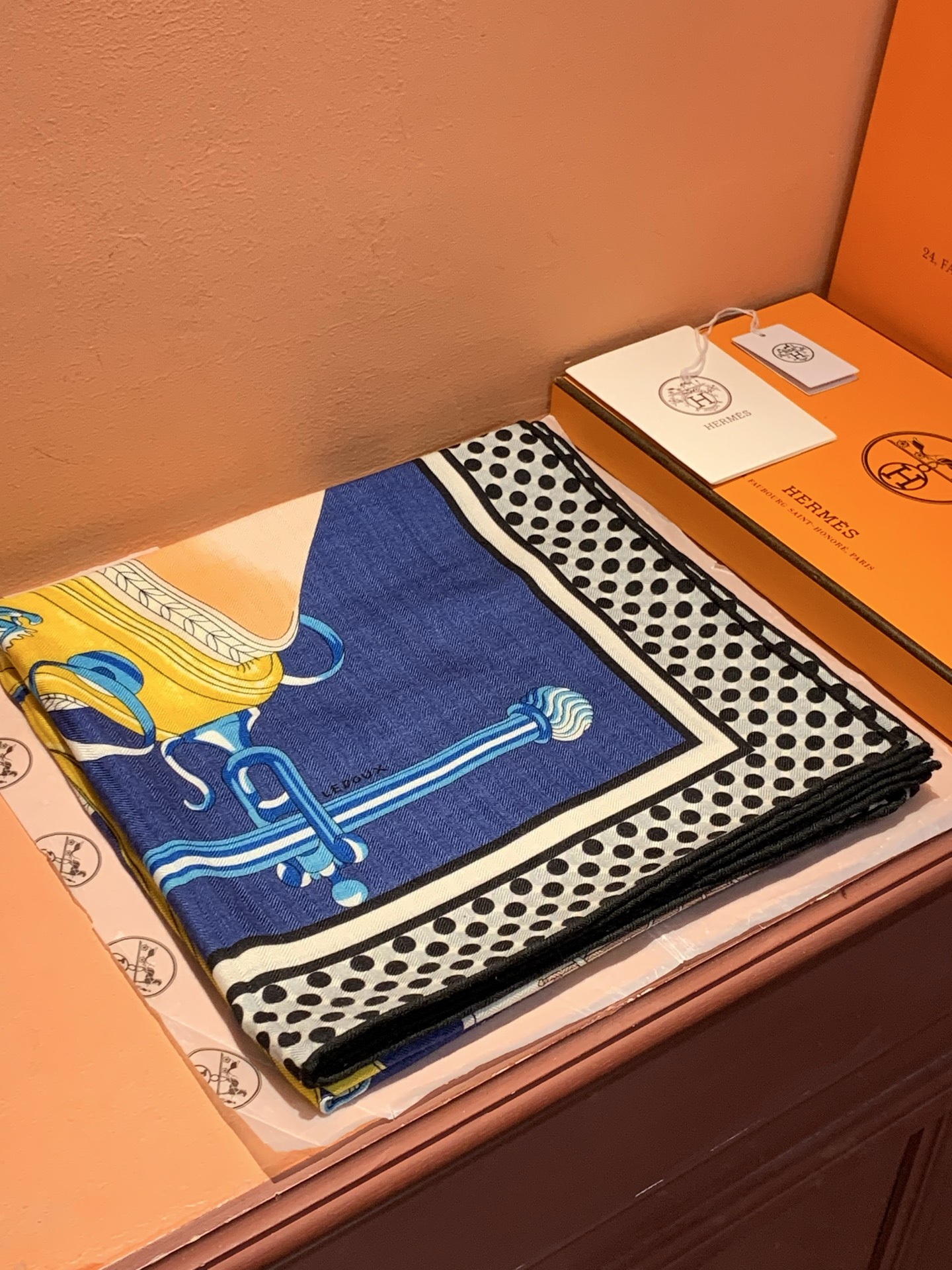 【140顶级丝羊绒双面同色披肩『骏马之城』！！超级气质！！】不仅美有其表，更有好品质与好细节的出彩内质！