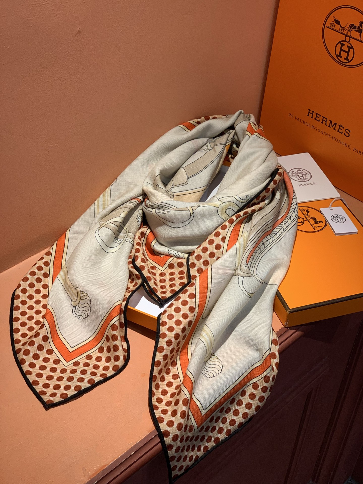 【140顶级丝羊绒双面同色披肩『骏马之城』！！超级气质！！】不仅美有其表，更有好品质与好细节的出彩内质！