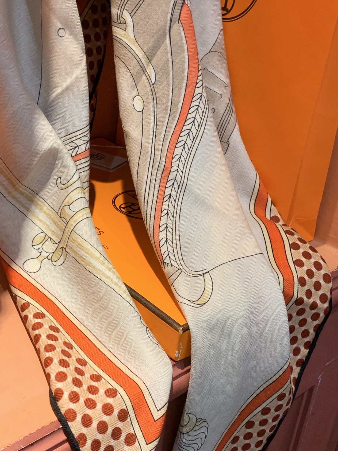 【140顶级丝羊绒双面同色披肩『骏马之城』！！超级气质！！】不仅美有其表，更有好品质与好细节的出彩内质！