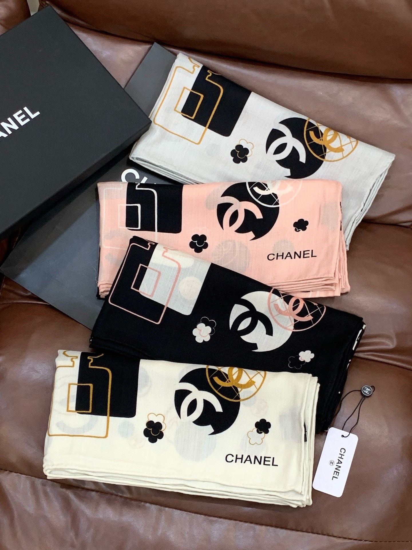 上新❤️【Chanel】 经典茶花优雅Coco风，Chanel最新菱格丝绒大方巾~气质到骨子里，香奶奶新
