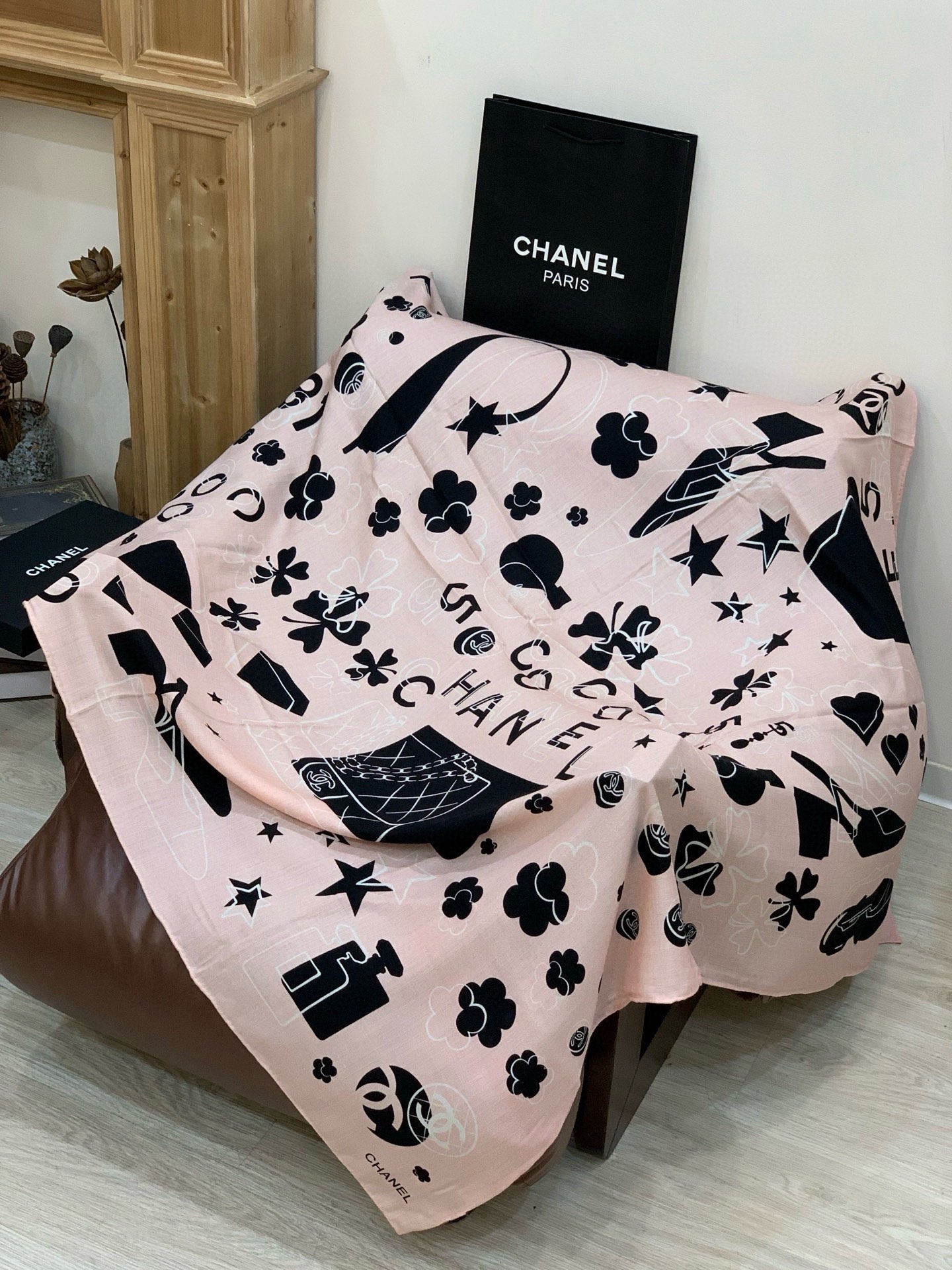 上新❤️【Chanel】 经典茶花优雅Coco风，Chanel最新菱格丝绒大方巾~气质到骨子里，香奶奶新