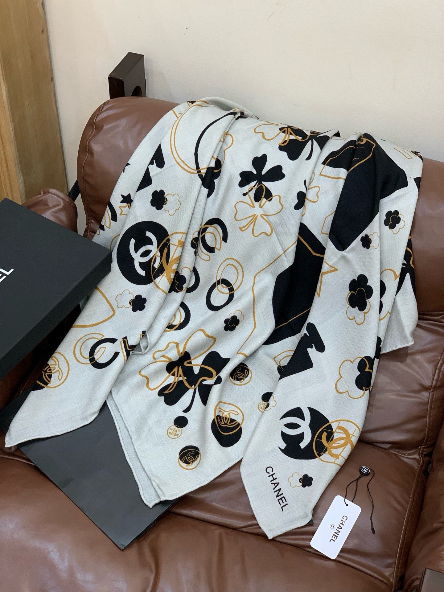 P230 上新❤️
【Chanel】
经典茶花优雅Coco风,Chanel最新菱格丝绒大方巾~气质到骨子里,香奶奶新一季的面料超高级,真心超级柔软,丝丝顺滑,韧性很强 不容易被轻易勾丝!今年新出的系列~真的被这样的设计美到,香奈儿家的丝巾绝对是优雅的代表,一条小香的丝巾,给你最好的搭配!!
必入!上身效果简直优雅气质到不行,非常灵动.层次优雅质感.层层叠叠出醒目而不张扬的华丽名媛感,图案是虚线菱格纹设计~线条感更显质感,香粉必入
140*140cm 的尺寸,上身效果真的不用多说的美(搭配服饰鞋包更有感觉)!实物绝对更美!