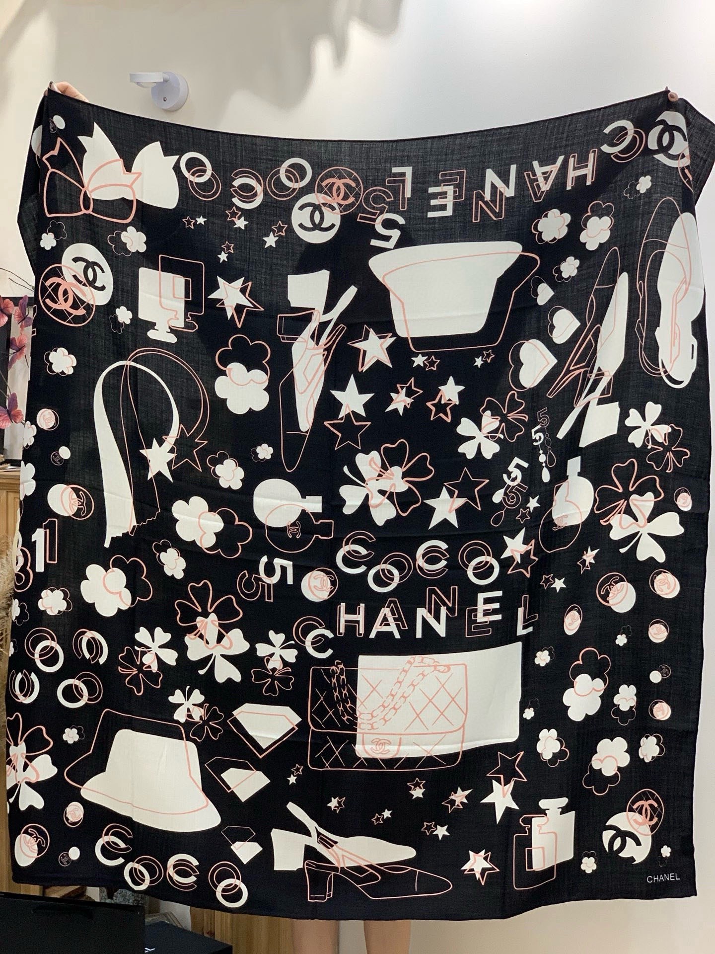 上新❤️【Chanel】 经典茶花优雅Coco风，Chanel最新菱格丝绒大方巾~气质到骨子里，香奶奶新