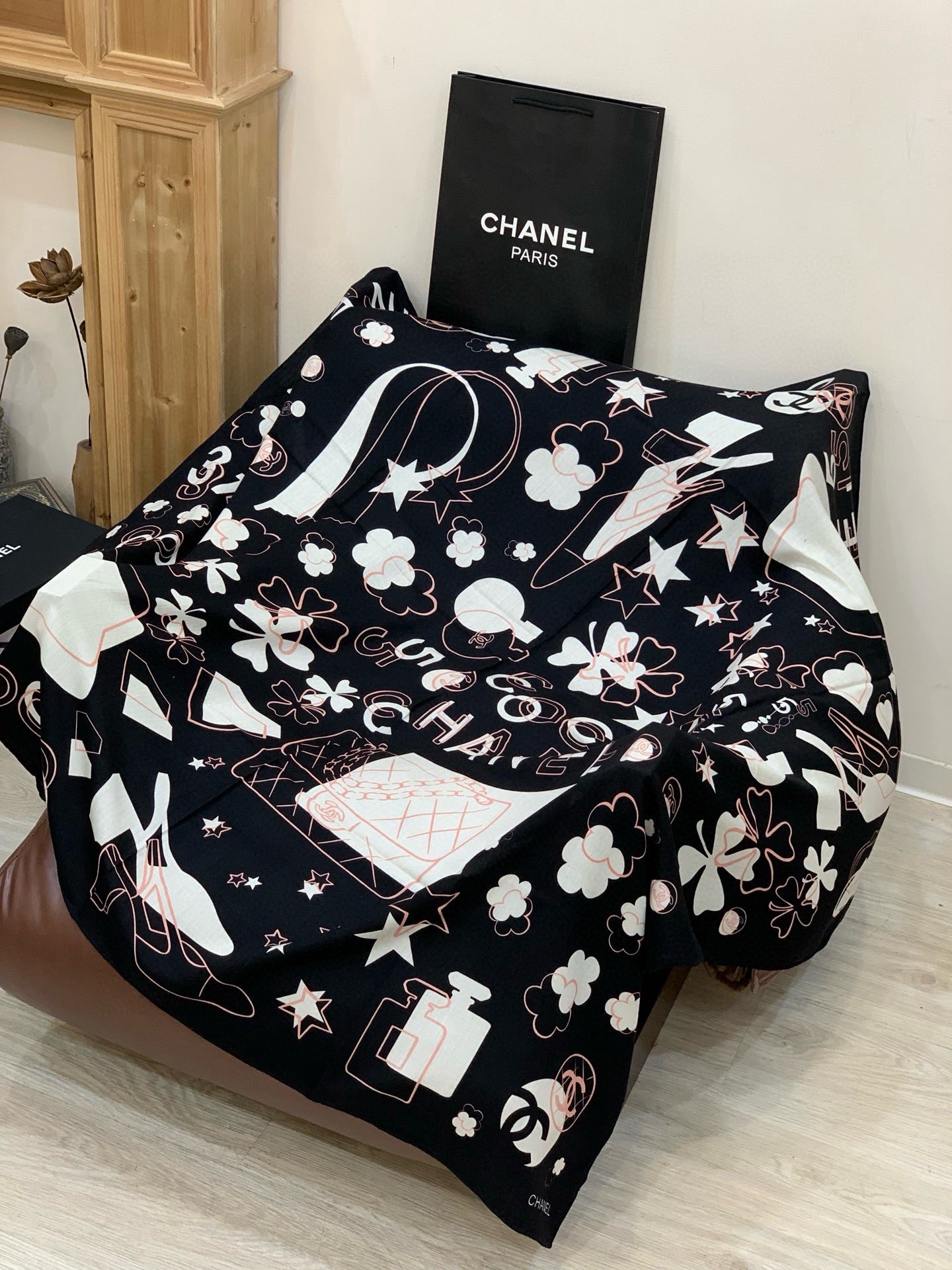 上新❤️【Chanel】 经典茶花优雅Coco风，Chanel最新菱格丝绒大方巾~气质到骨子里，香奶奶新