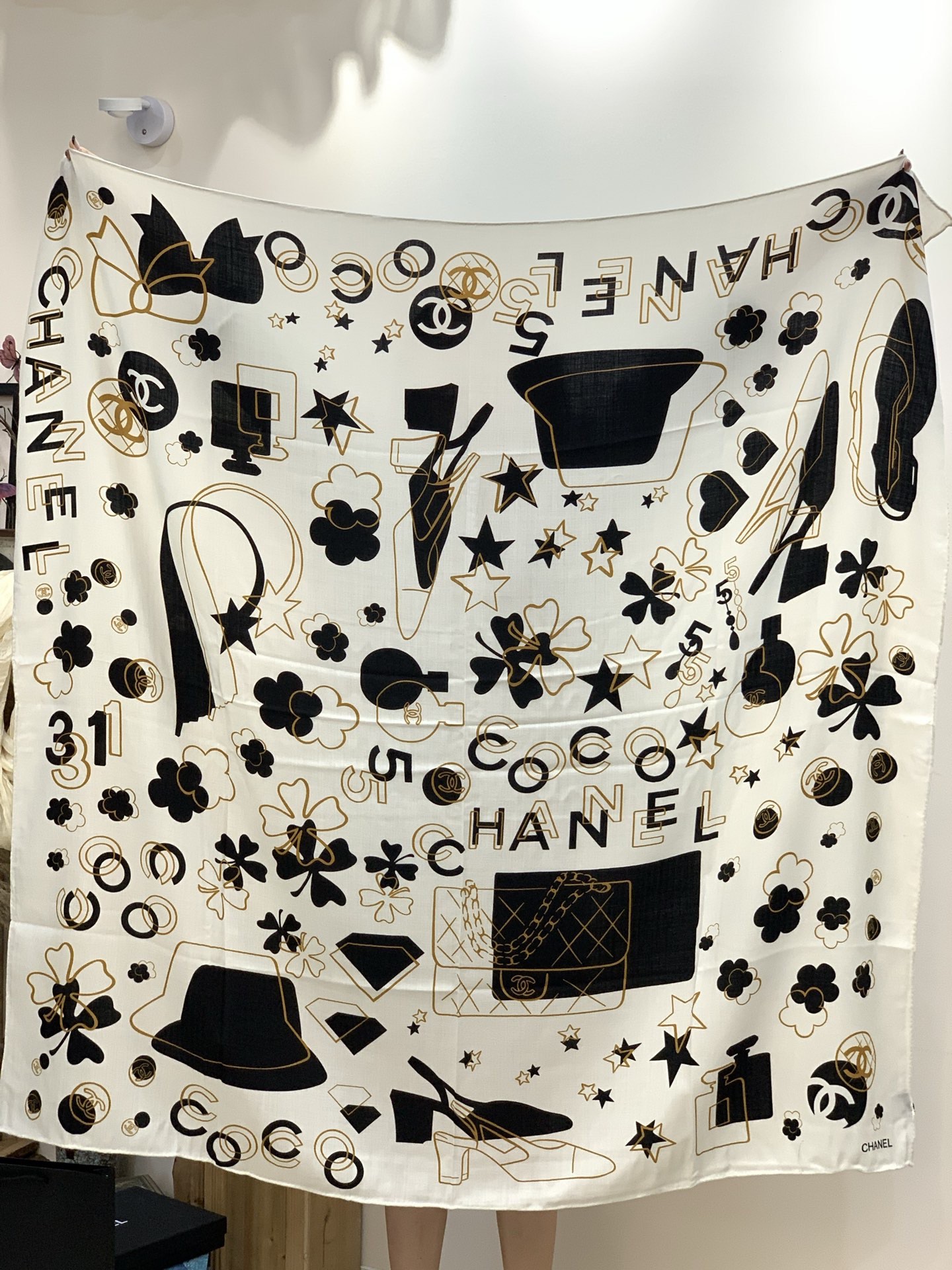 上新❤️【Chanel】 经典茶花优雅Coco风，Chanel最新菱格丝绒大方巾~气质到骨子里，香奶奶新