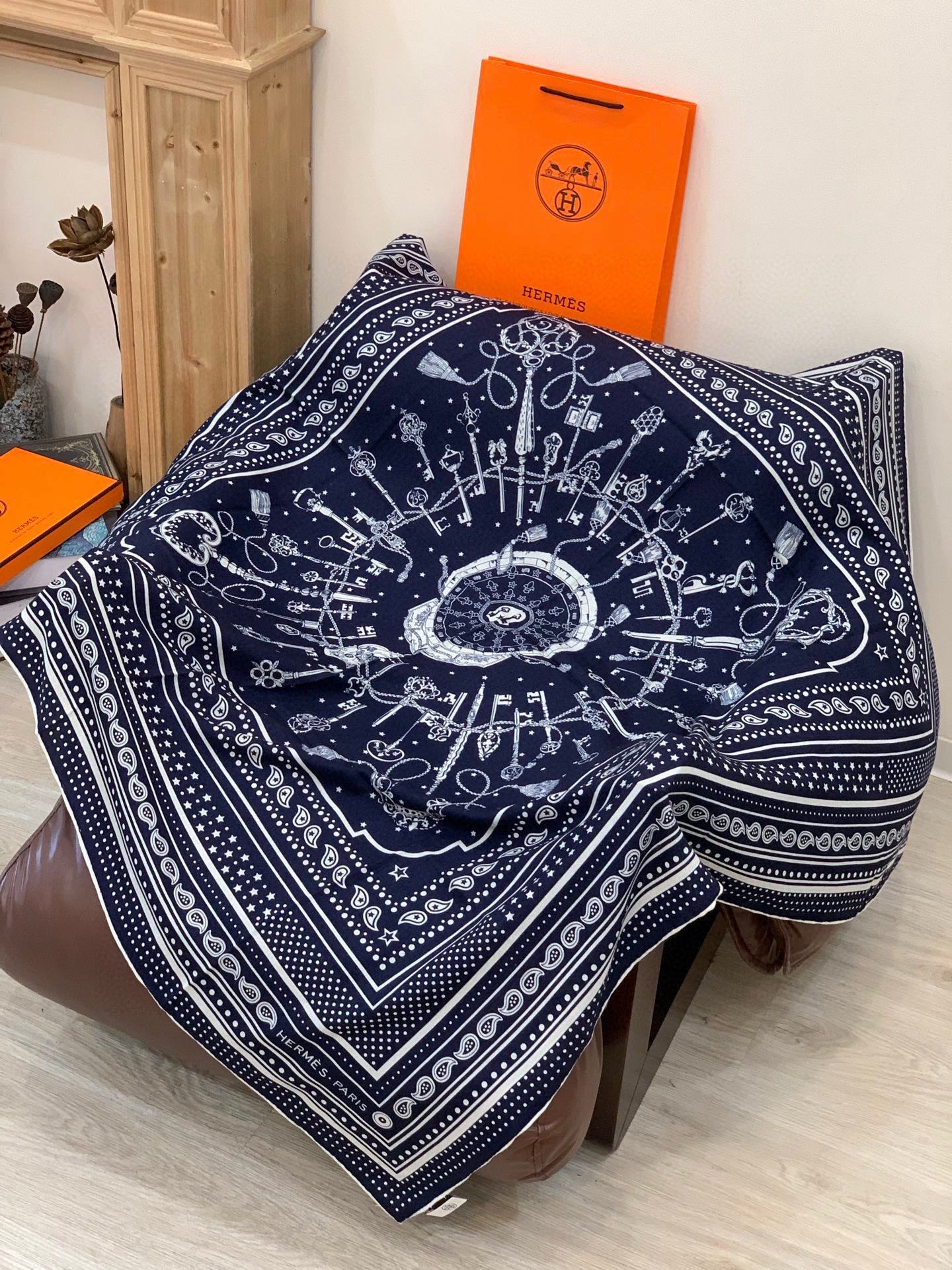 羊绒新款🆕👏👏买了都说好看‼️推荐💕爱马仕双面同色羊绒方巾【双面同色140】，顶级工艺超值‼️爱马仕专柜