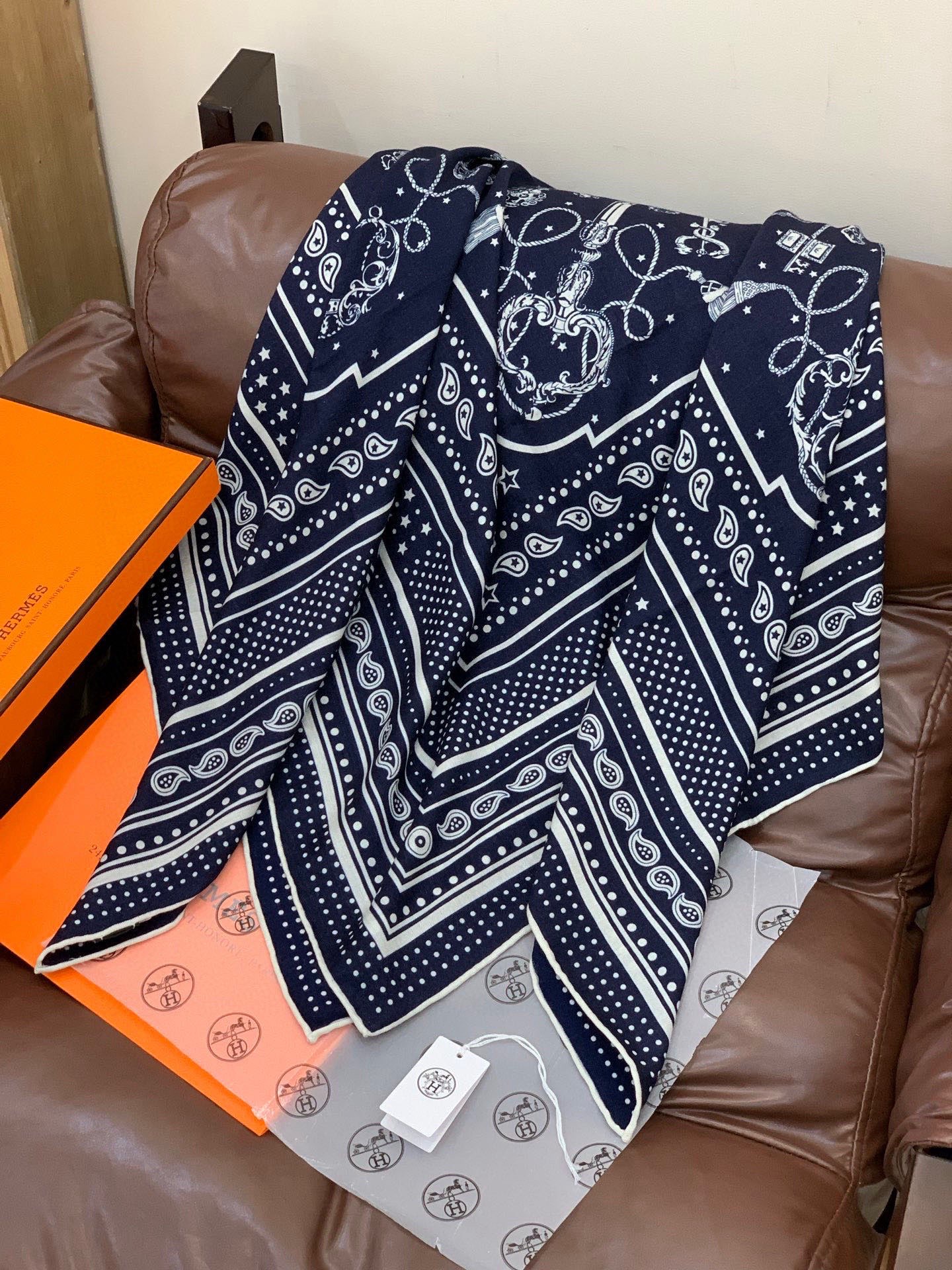 羊绒新款🆕👏👏买了都说好看‼️推荐💕爱马仕双面同色羊绒方巾【双面同色140】，顶级工艺超值‼️爱马仕专柜