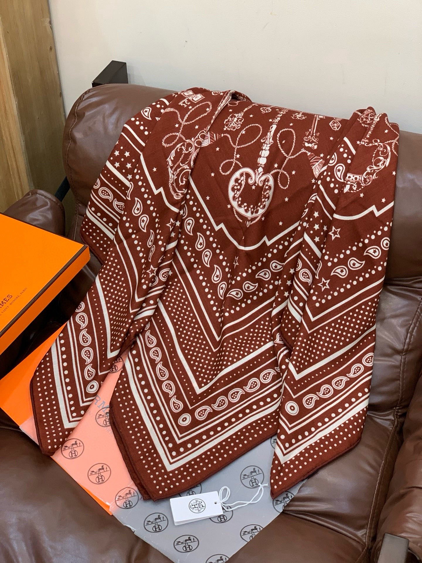 羊绒新款🆕👏👏买了都说好看‼️推荐💕爱马仕双面同色羊绒方巾【双面同色140】，顶级工艺超值‼️爱马仕专柜