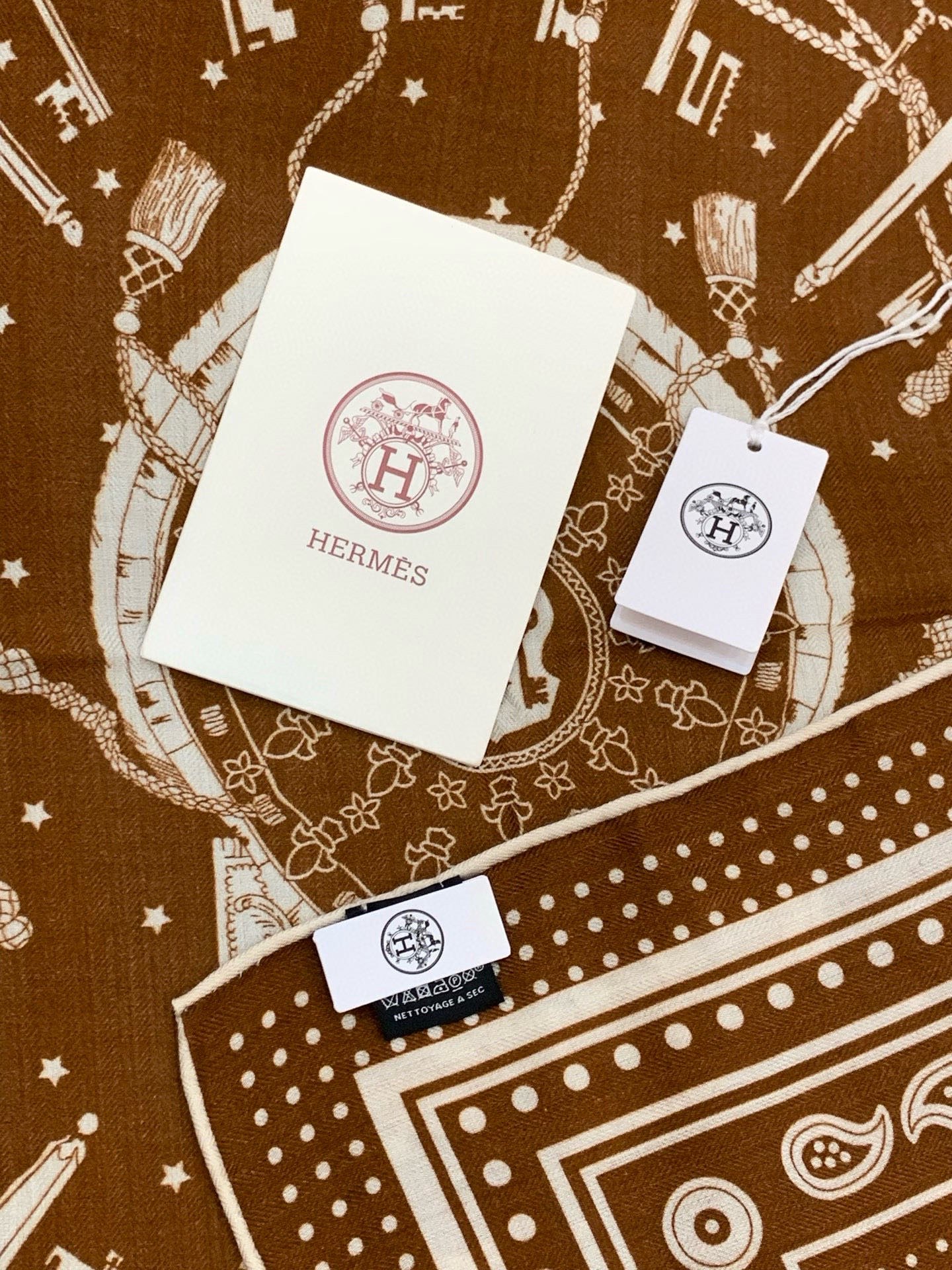 羊绒新款🆕👏👏买了都说好看‼️推荐💕爱马仕双面同色羊绒方巾【双面同色140】，顶级工艺超值‼️爱马仕专柜