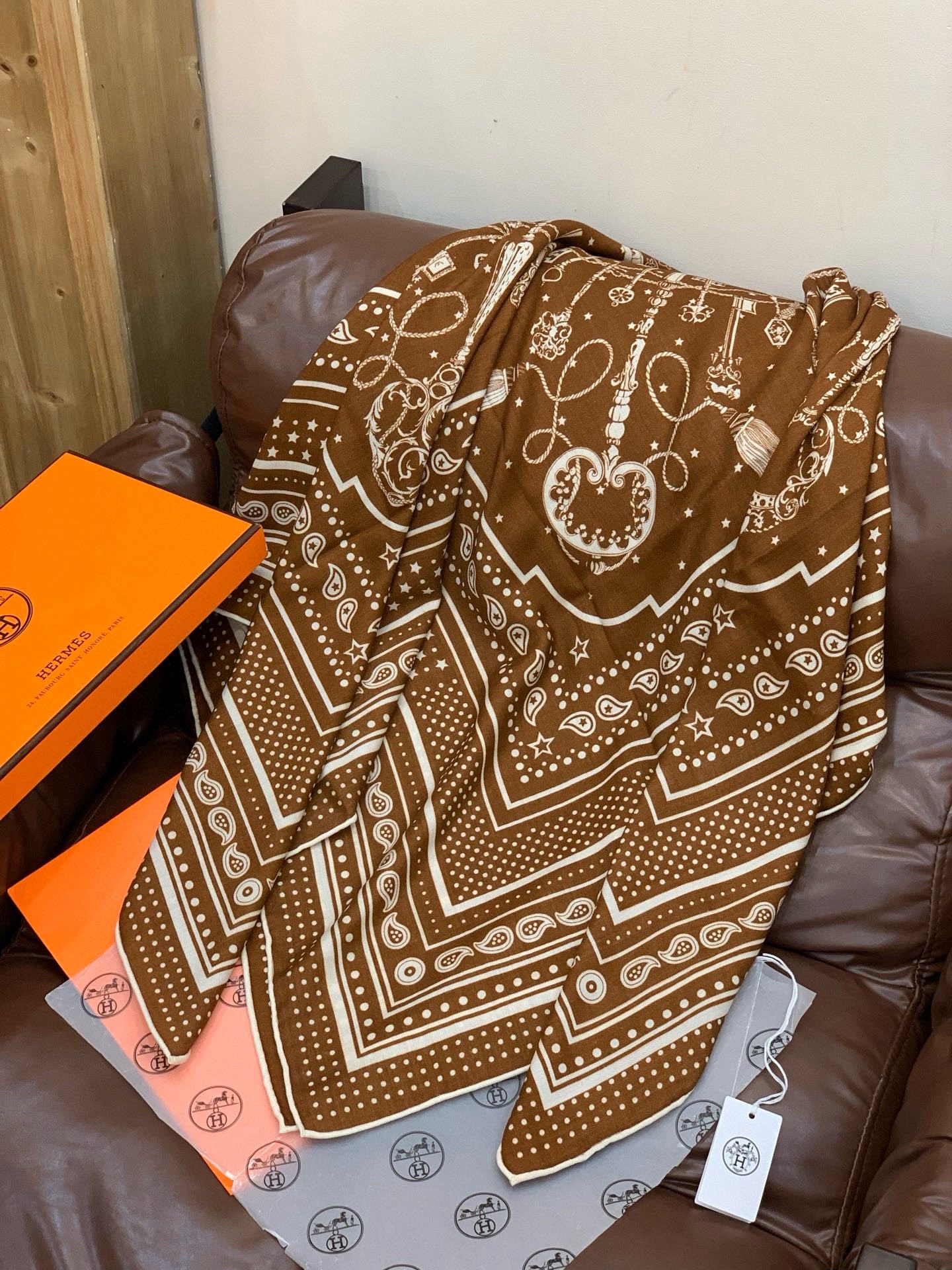 羊绒新款🆕👏👏买了都说好看‼️推荐💕爱马仕双面同色羊绒方巾【双面同色140】，顶级工艺超值‼️爱马仕专柜