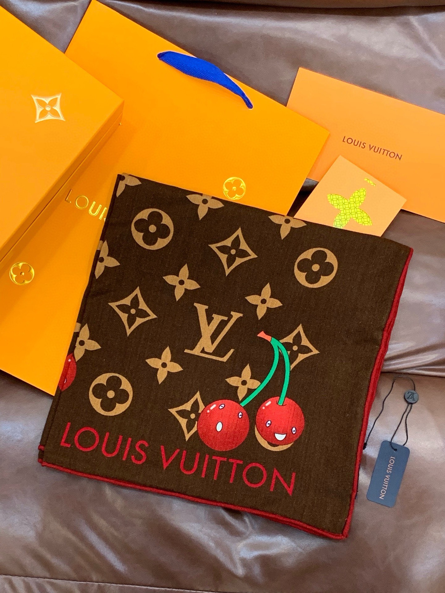 LV X TM MONOGRAMCERISE 140丝绒方巾【140双面丝绒同色】LV × TM Mon