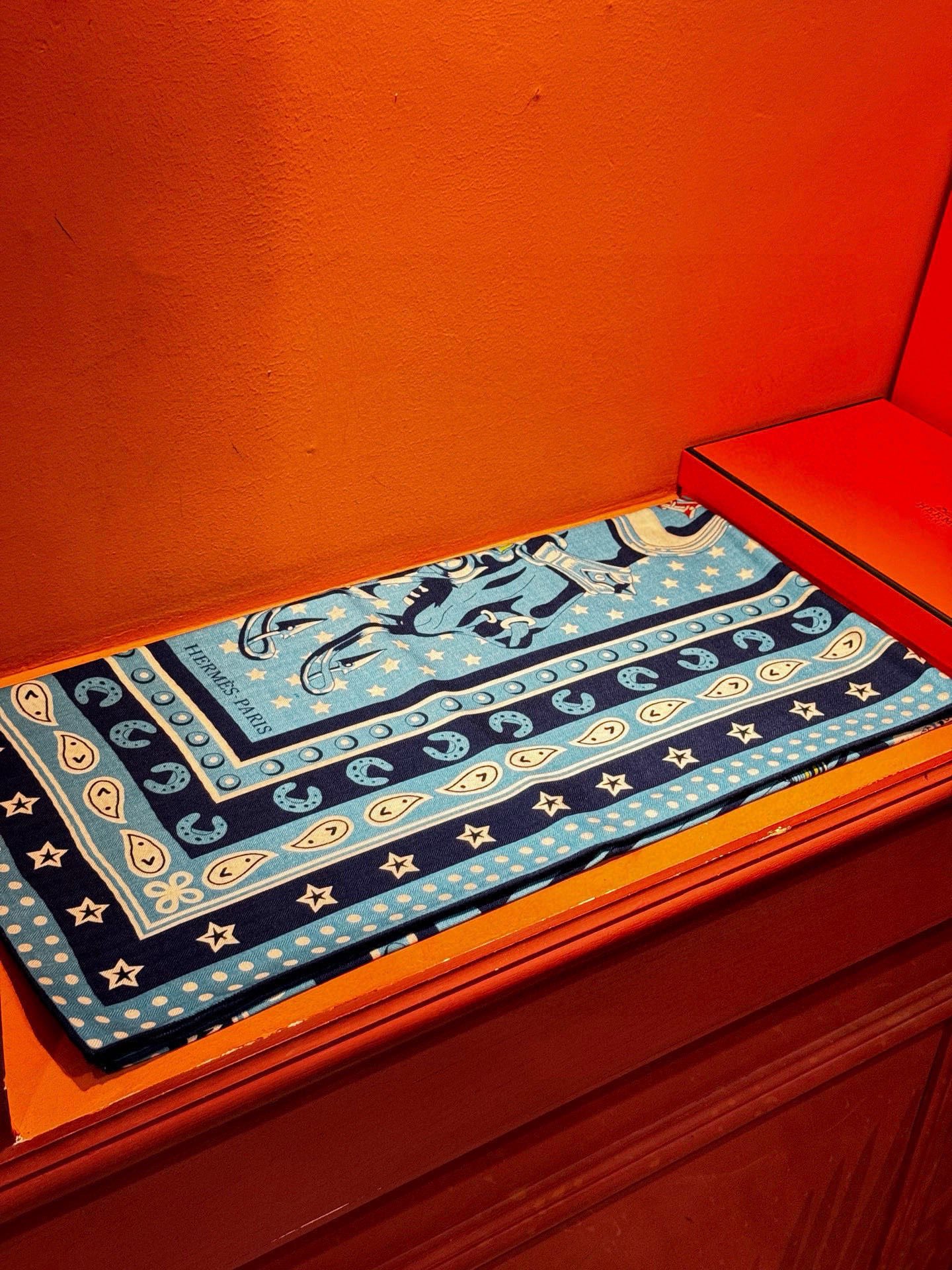 💟羊绒新款🆕👏👏买了都说好看‼️推荐💕爱马仕双面同色羊绒方巾【朋克骏马双面同色140】，顶级工艺超值‼️