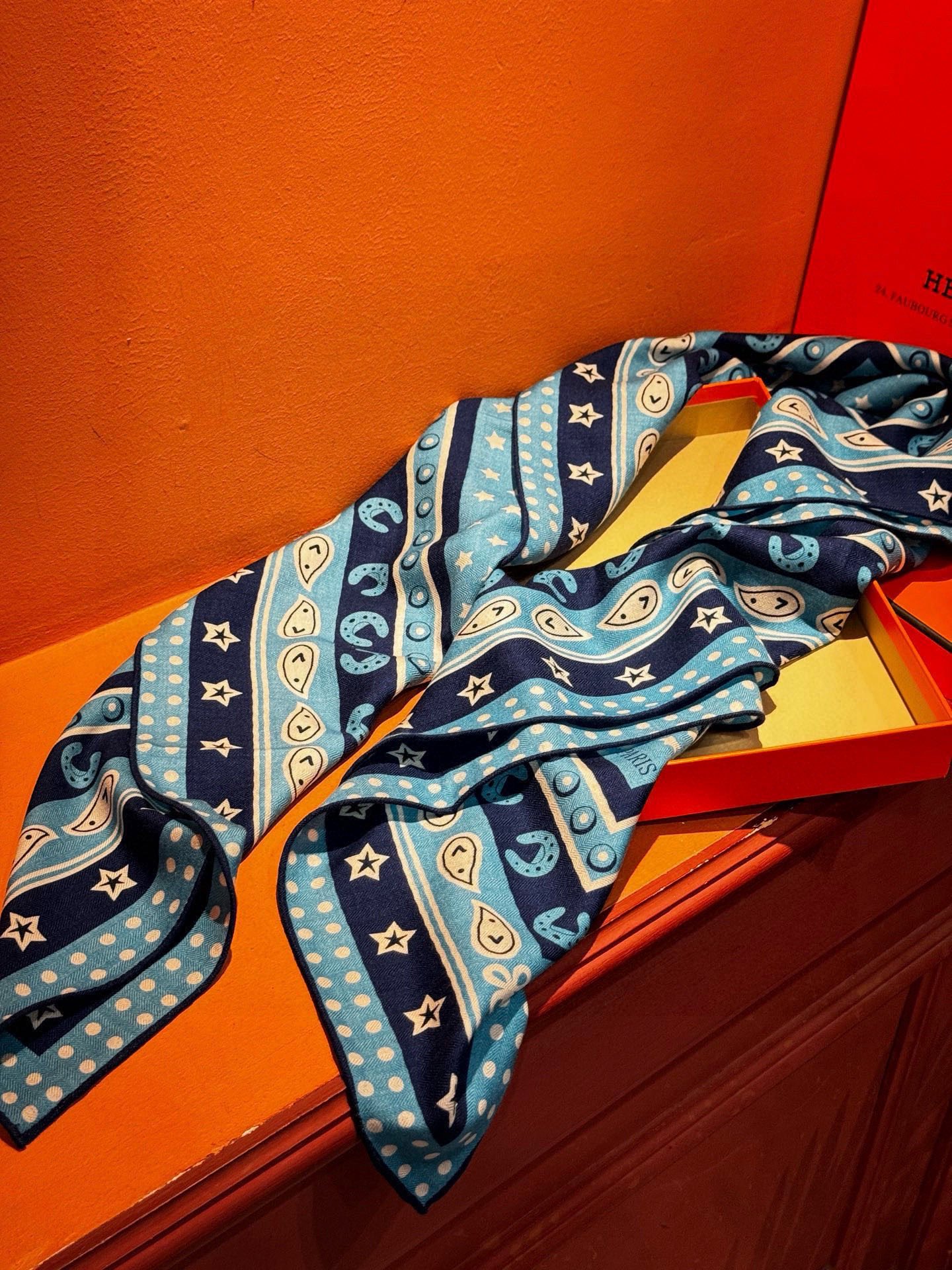 💟羊绒新款🆕👏👏买了都说好看‼️推荐💕爱马仕双面同色羊绒方巾【朋克骏马双面同色140】，顶级工艺超值‼️