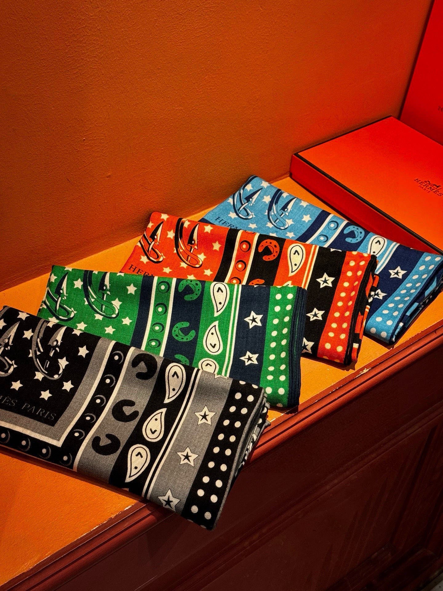 💟羊绒新款🆕👏👏买了都说好看‼️推荐💕爱马仕双面同色羊绒方巾【朋克骏马双面同色140】，顶级工艺超值‼️