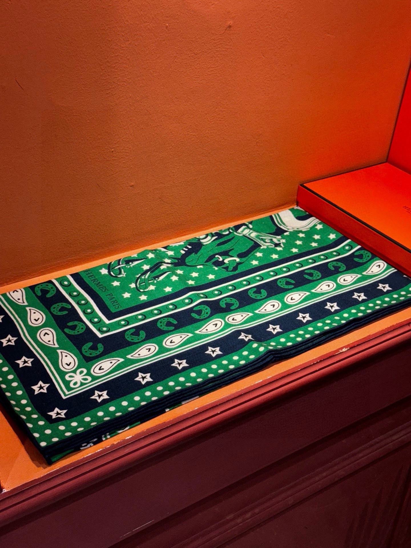 💟羊绒新款🆕👏👏买了都说好看‼️推荐💕爱马仕双面同色羊绒方巾【朋克骏马双面同色140】，顶级工艺超值‼️