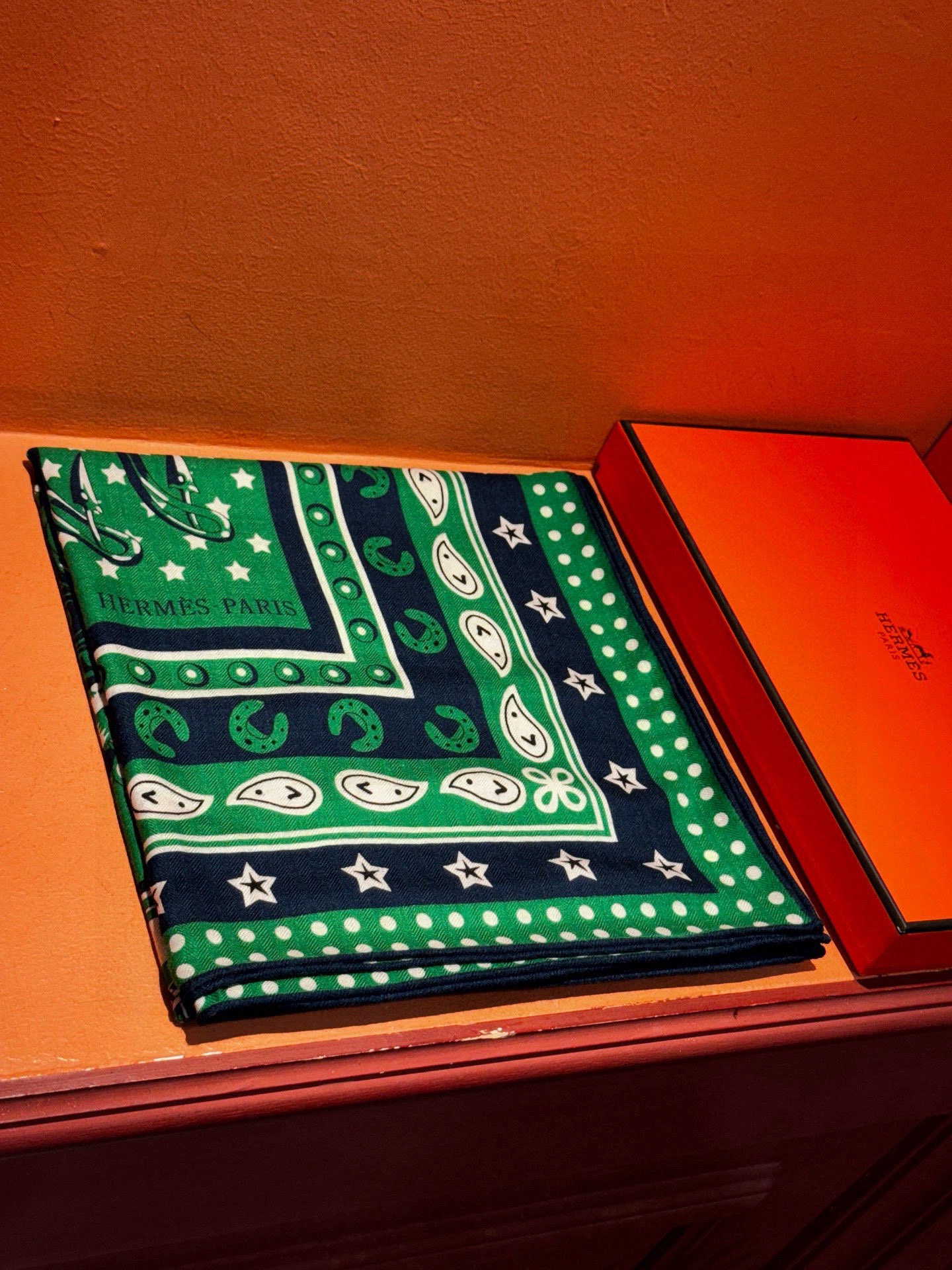 💟羊绒新款🆕👏👏买了都说好看‼️推荐💕爱马仕双面同色羊绒方巾【朋克骏马双面同色140】，顶级工艺超值‼️