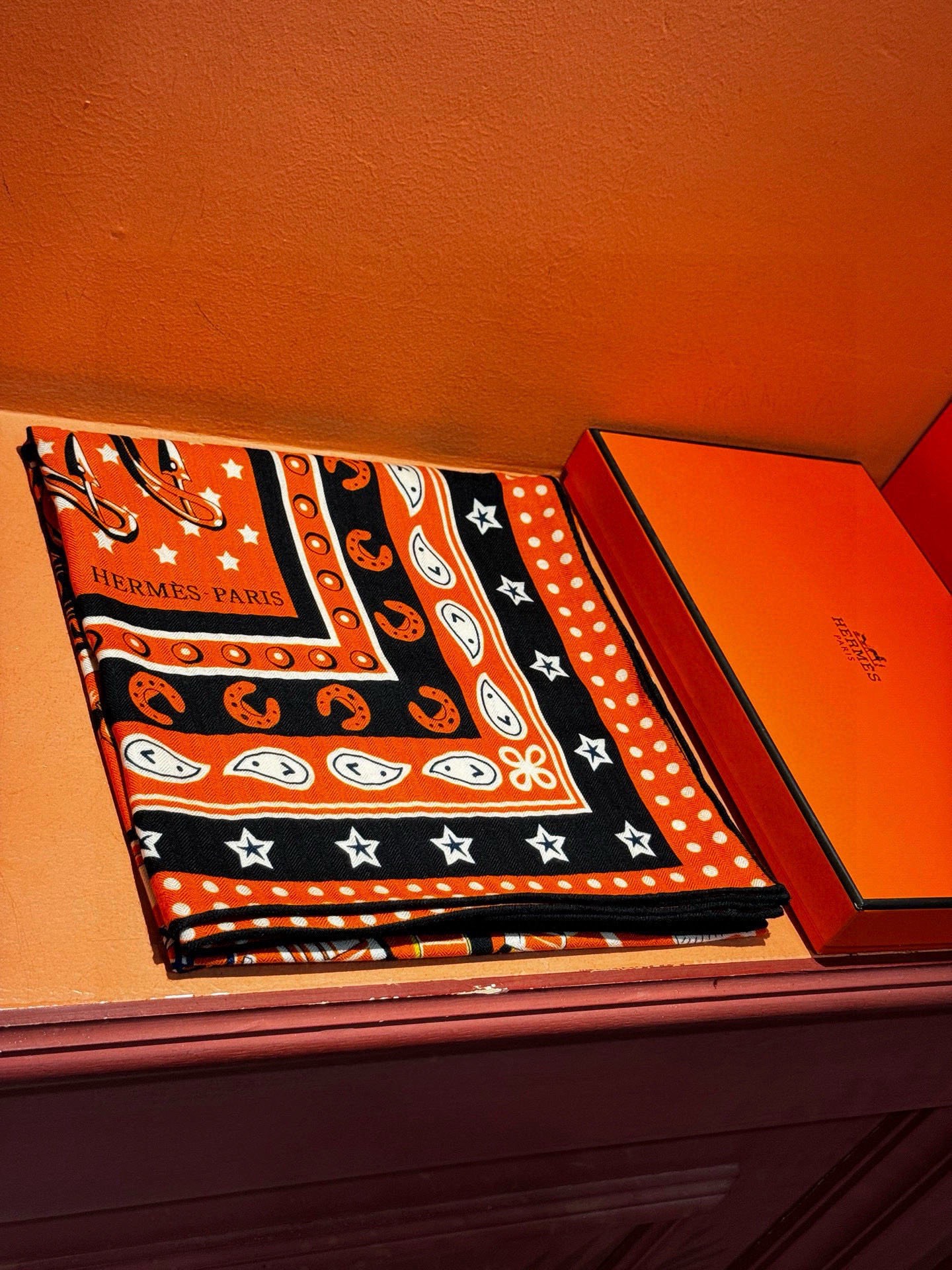 💟羊绒新款🆕👏👏买了都说好看‼️推荐💕爱马仕双面同色羊绒方巾【朋克骏马双面同色140】，顶级工艺超值‼️