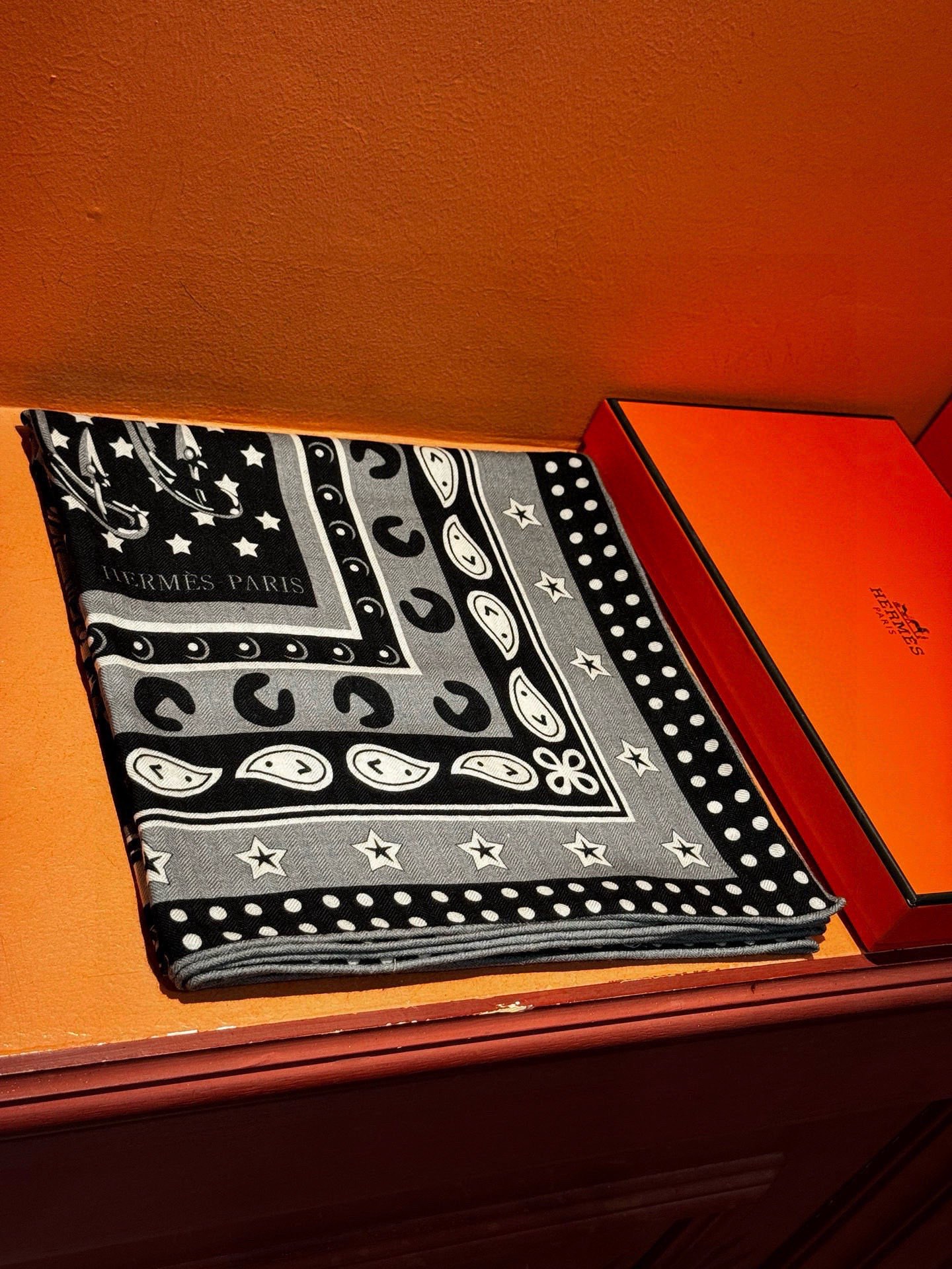 💟羊绒新款🆕👏👏买了都说好看‼️推荐💕爱马仕双面同色羊绒方巾【朋克骏马双面同色140】，顶级工艺超值‼️