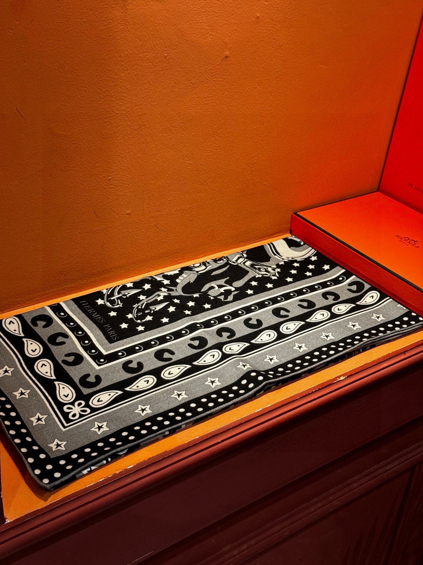 💟羊绒新款🆕👏👏买了都说好看‼️推荐💕爱马仕双面同色羊绒方巾【朋克骏马双面同色140】，顶级工艺超值‼️