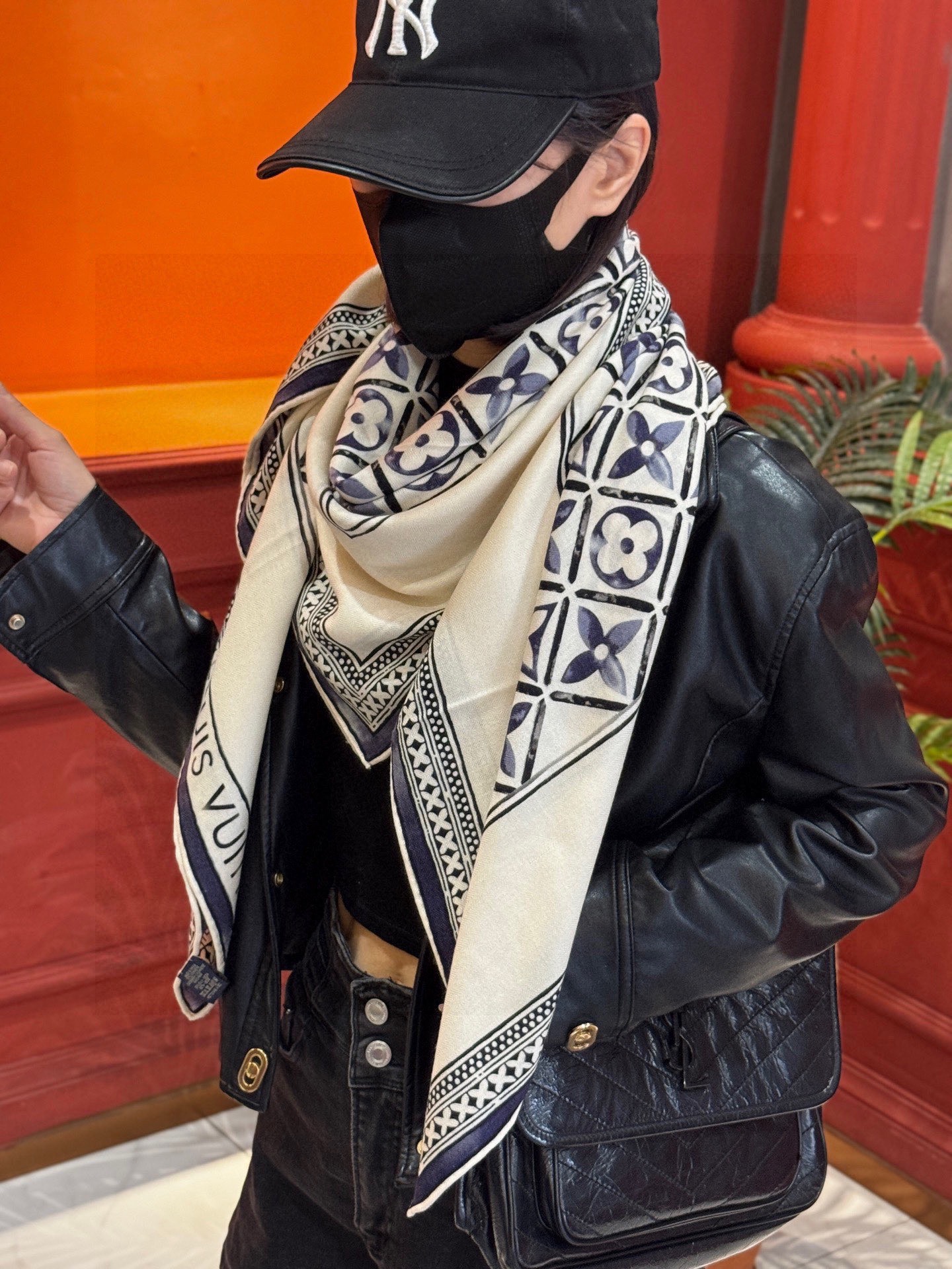 140顶级丝绒双面同色披肩30%真丝70%羊绒140*140方巾本款丝绒方巾以满溢艺术气息的设计诠释19