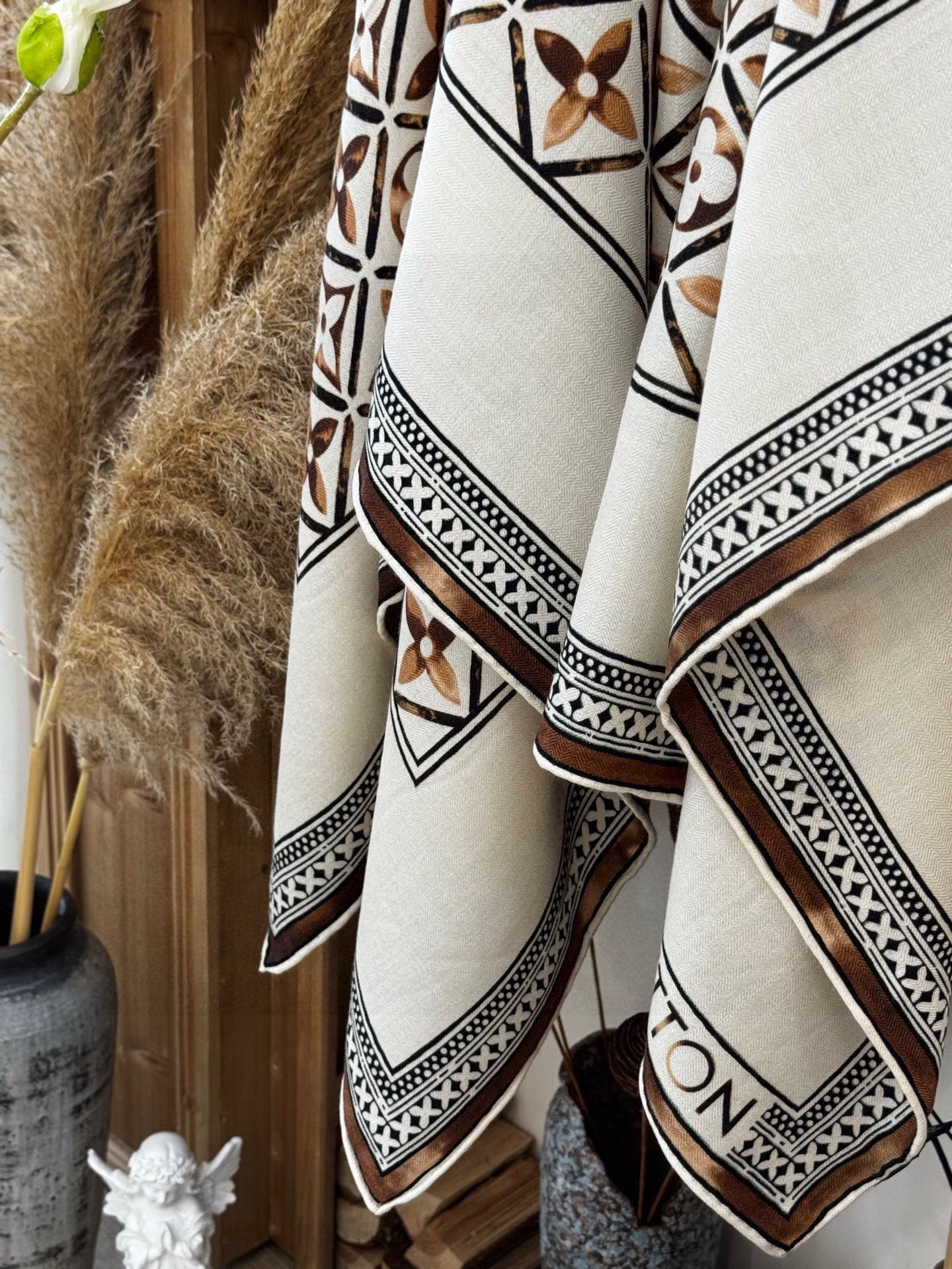 140顶级丝绒双面同色披肩30%真丝70%羊绒140*140方巾本款丝绒方巾以满溢艺术气息的设计诠释19