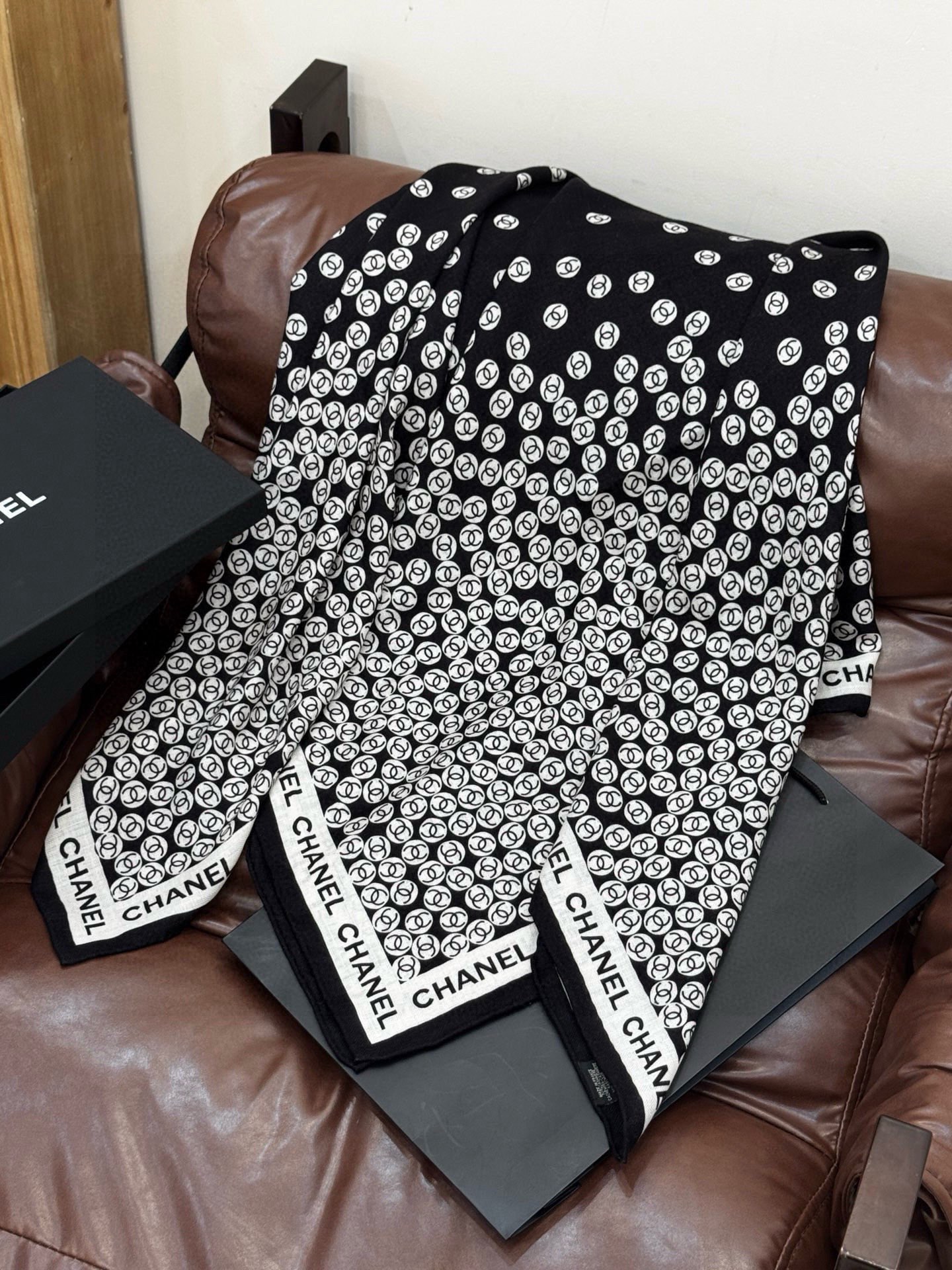 Chanel 25s秋冬新品～【140顶级丝绒双面同色披肩】25s 秋冬披肩设计真的好有突破粉色米色格优