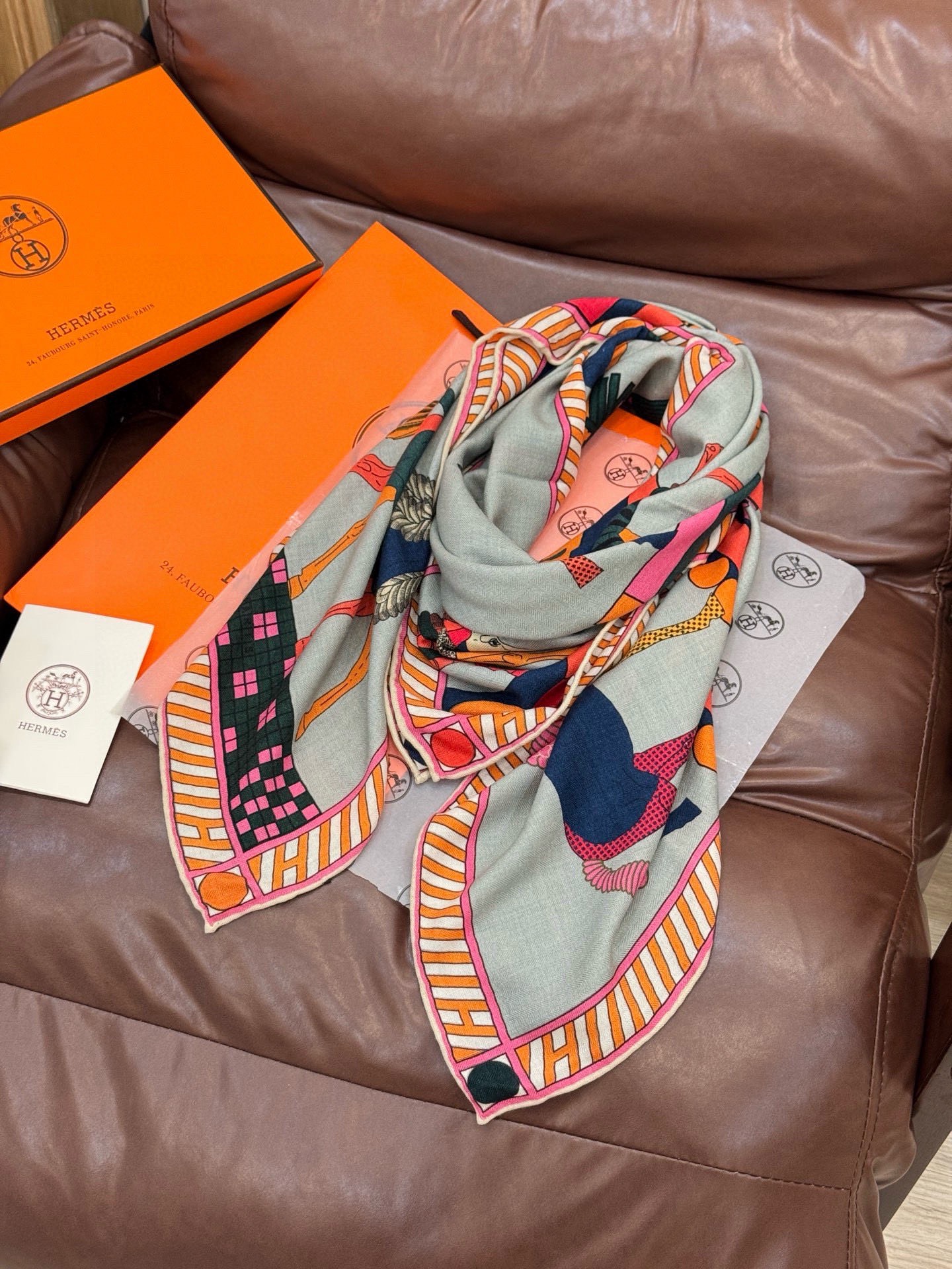 “全速前进”140双面丝绒披肩手工卷边丝毛方巾（30%桑蚕丝70%羊绒）这款经典单品展现强大而迷人的女性