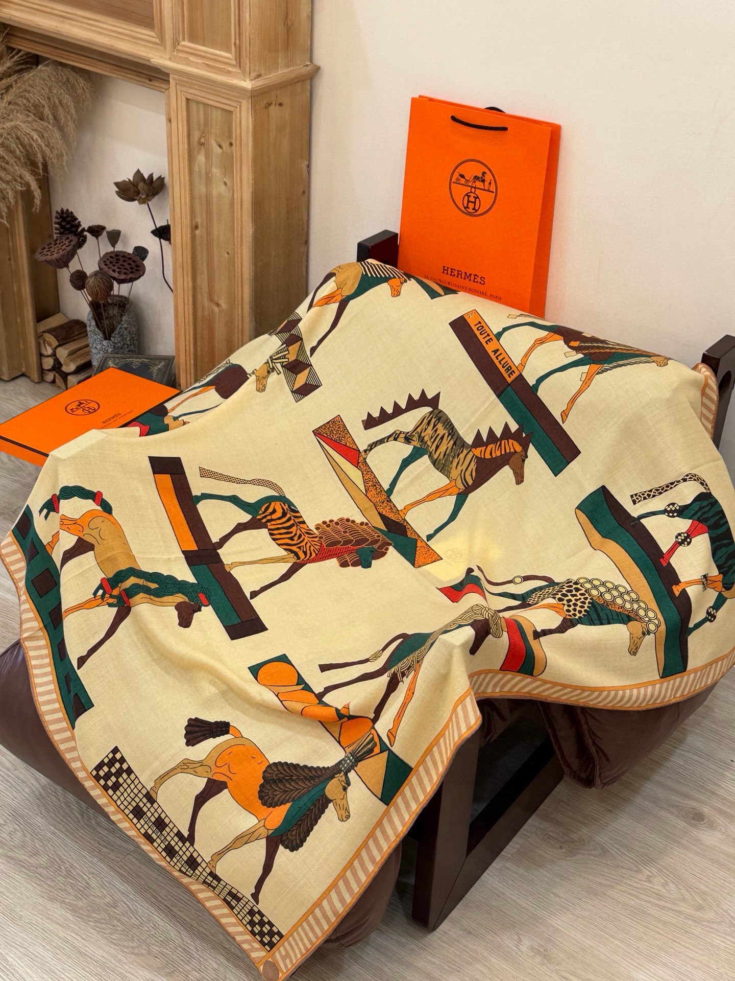 “全速前进”140双面丝绒披肩手工卷边丝毛方巾（30%桑蚕丝70%羊绒）这款经典单品展现强大而迷人的女性