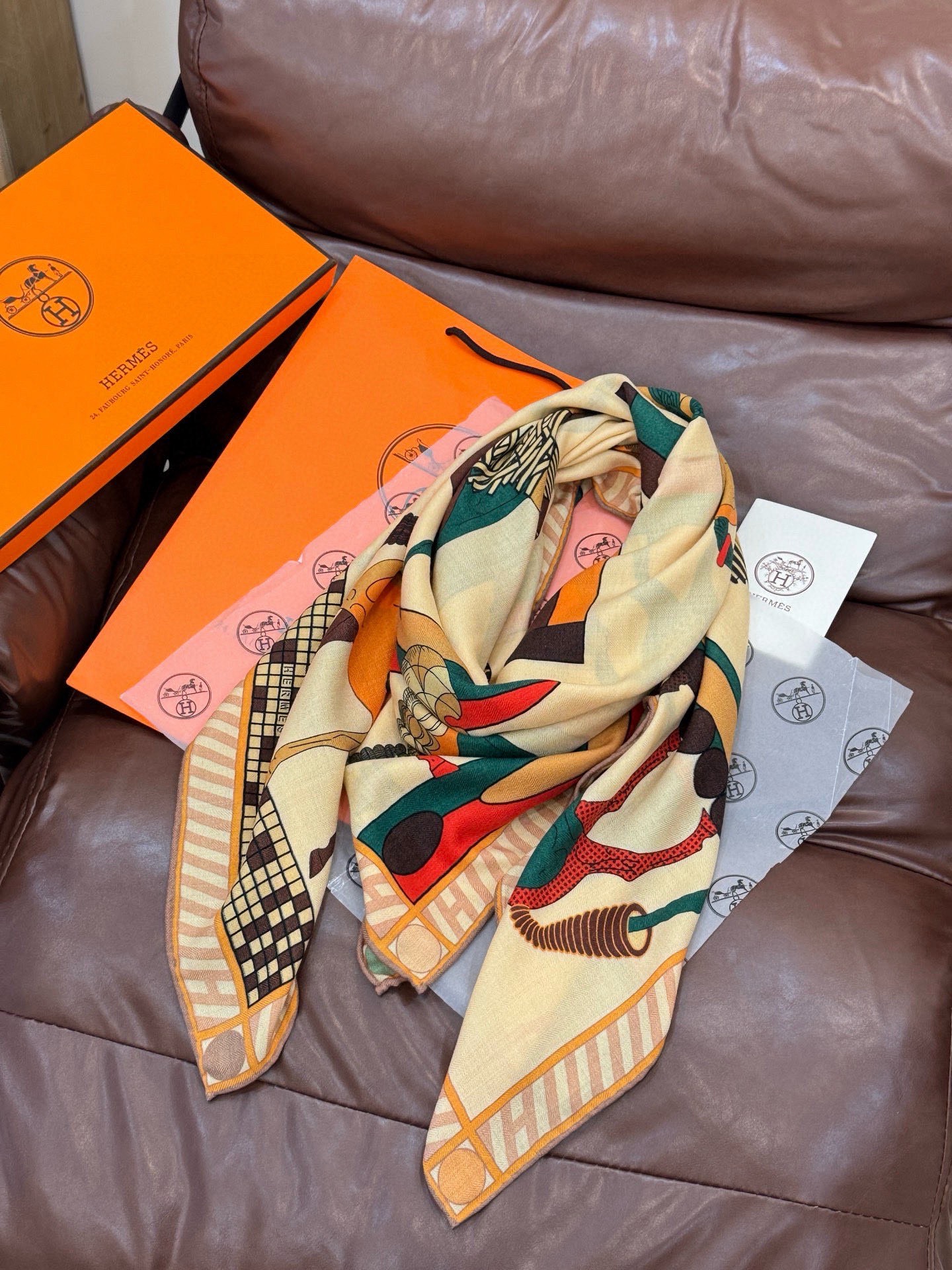 “全速前进”140双面丝绒披肩手工卷边丝毛方巾（30%桑蚕丝70%羊绒）这款经典单品展现强大而迷人的女性