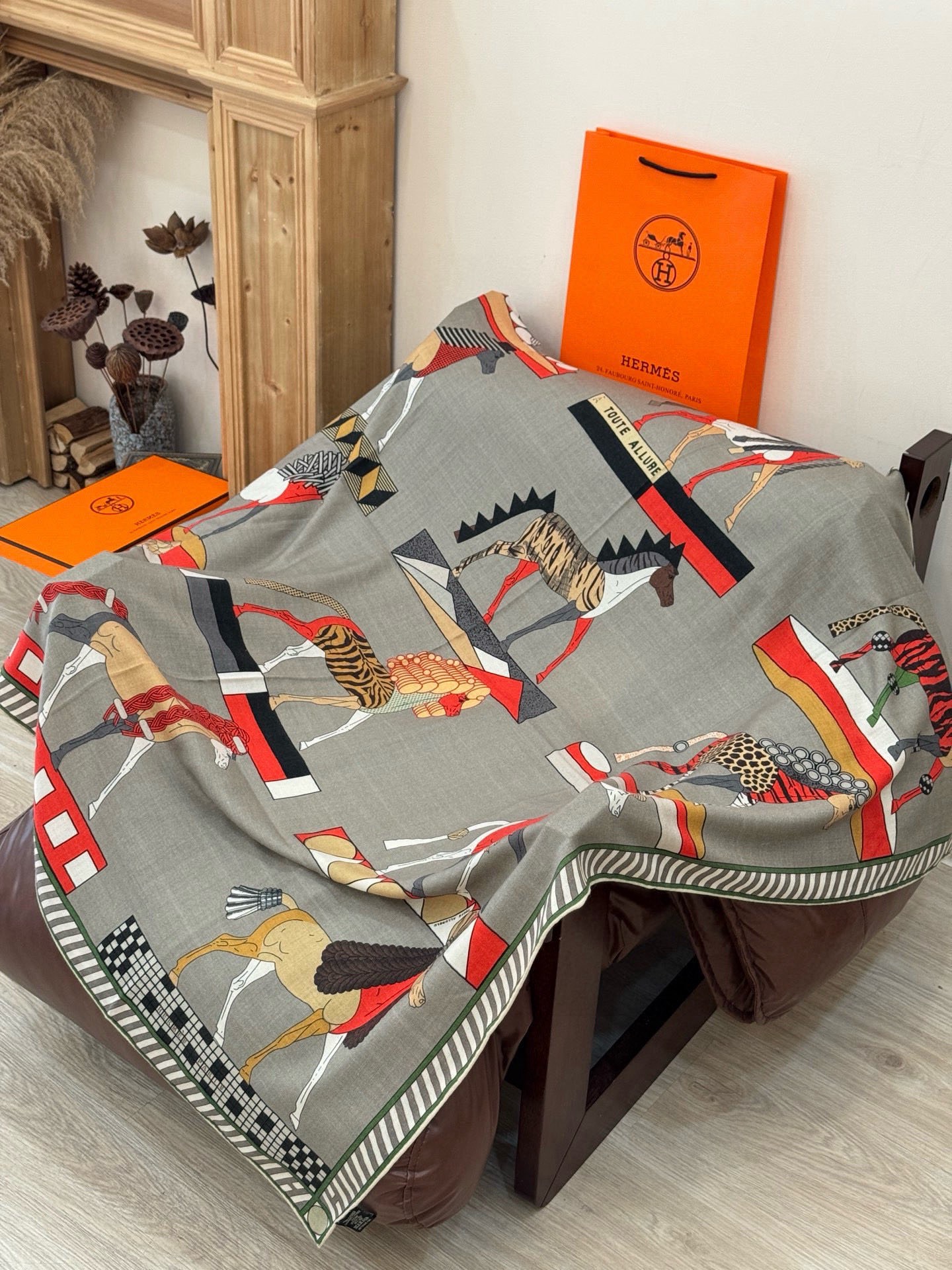 “全速前进”140双面丝绒披肩手工卷边丝毛方巾（30%桑蚕丝70%羊绒）这款经典单品展现强大而迷人的女性