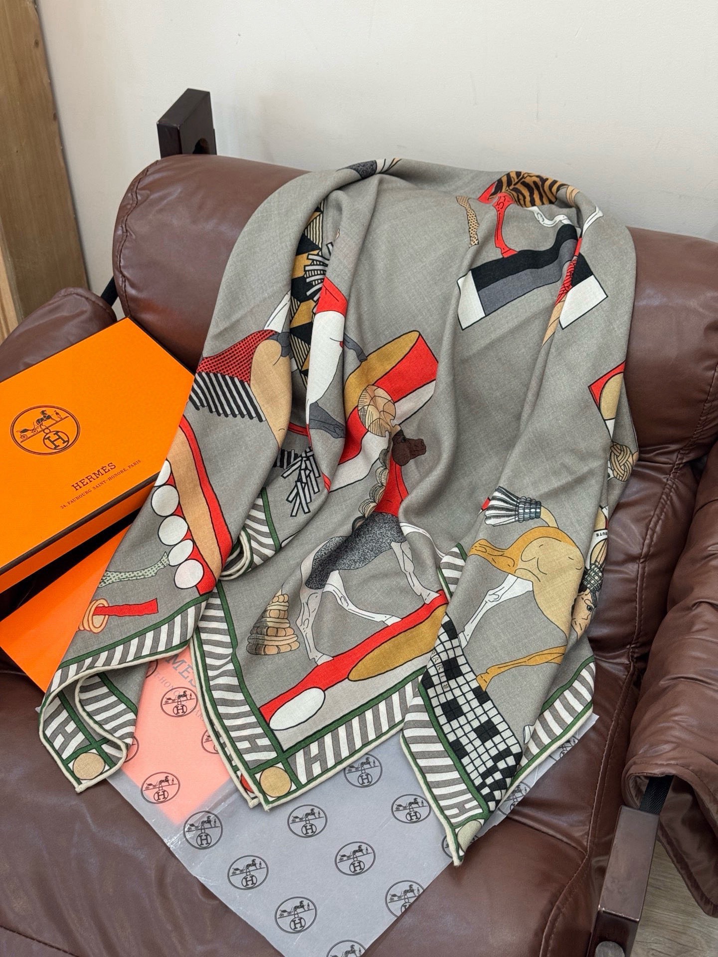 “全速前进”140双面丝绒披肩手工卷边丝毛方巾（30%桑蚕丝70%羊绒）这款经典单品展现强大而迷人的女性