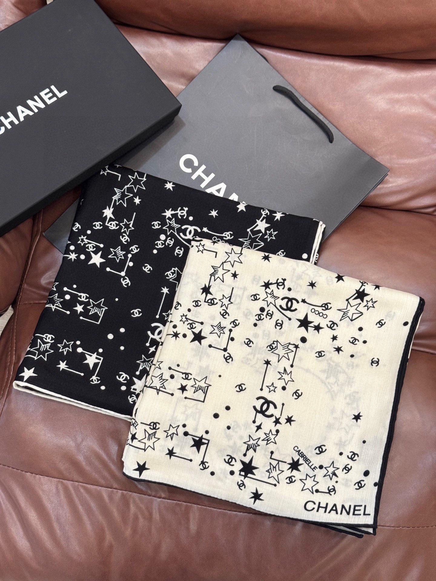 Chanel ~20。秋冬新品～【140顶级丝绒双面同色】繁星点点与双C的完美结合适合各种场合搭配使用黑