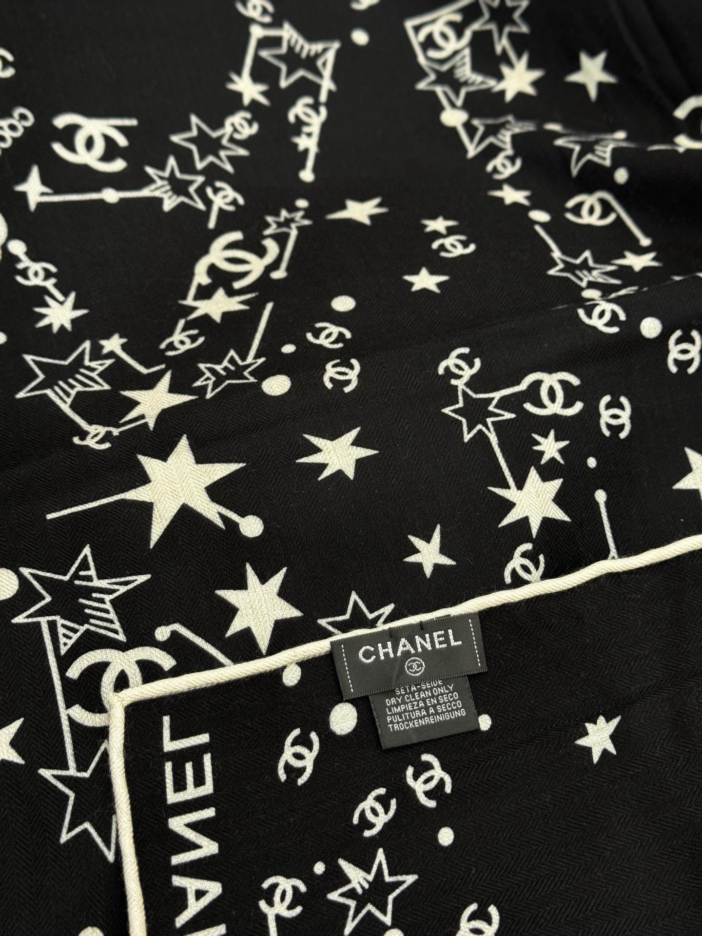Chanel ~20。秋冬新品～【140顶级丝绒双面同色】繁星点点与双C的完美结合适合各种场合搭配使用黑