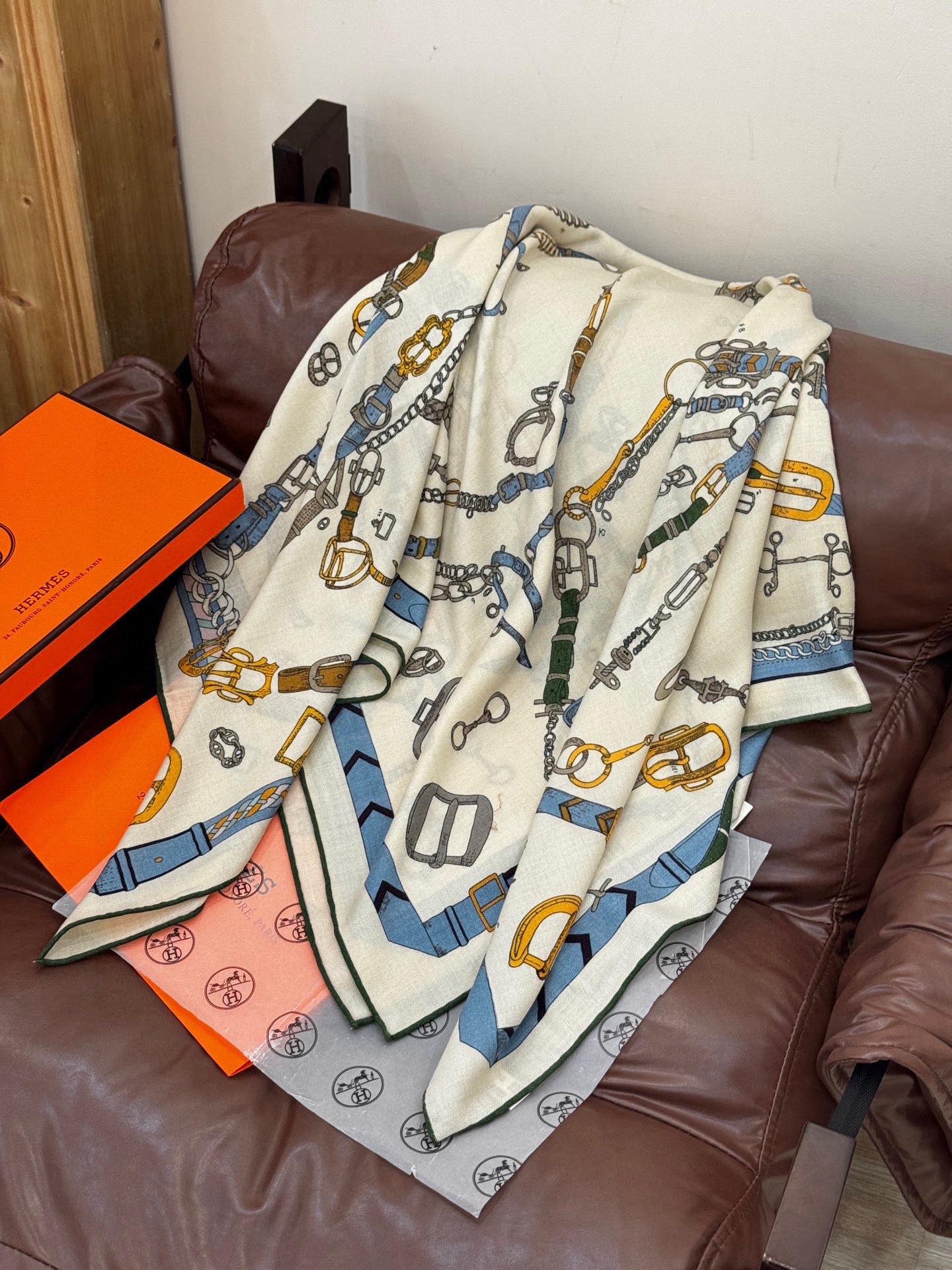 羊绒新款🆕👏👏买了都说好看‼️推荐💕爱马仕双面同色羊绒方巾【跃动的马儿双面同色140】，顶级工艺超值‼️