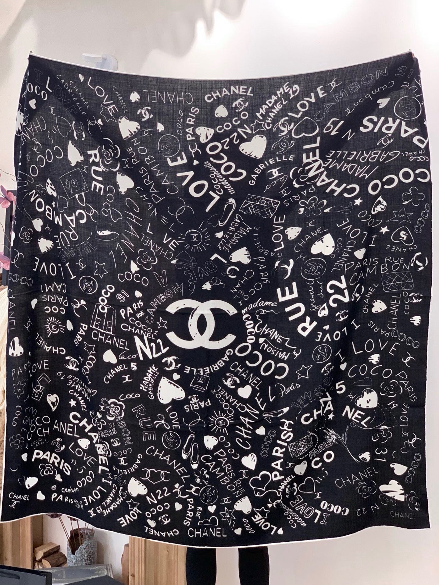 2025秋冬高级成衣系列～Chanel 【140双面同色丝绒披肩】此系列谱写一曲自由轻灵的赞歌本系列作品