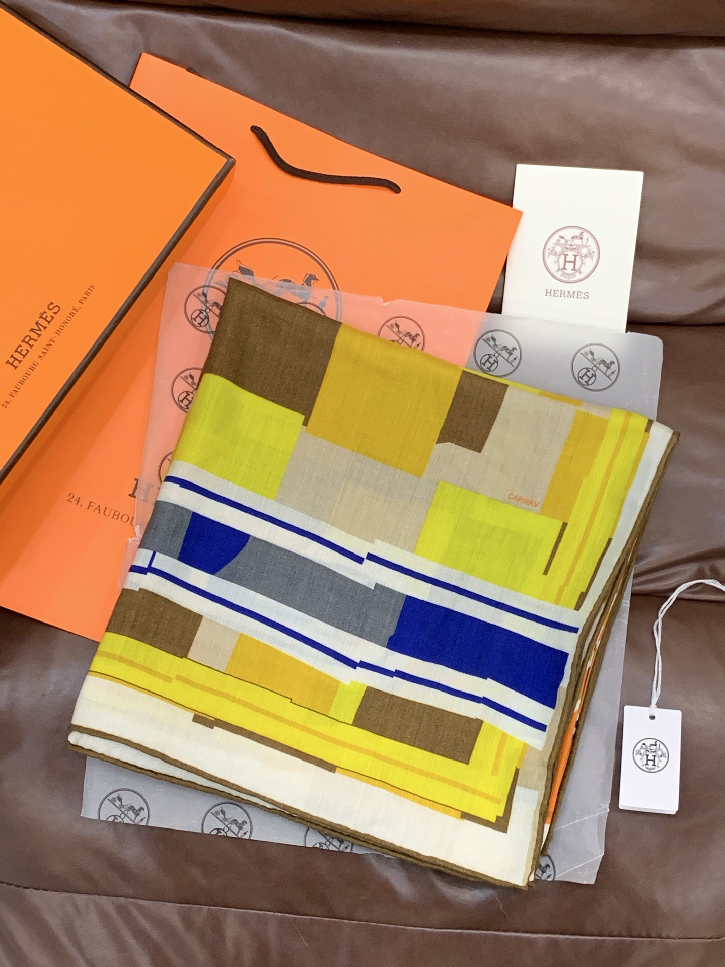 爱马仕“格纹马面罩” 140丝绒双面同色披肩手工卷边丝绒方巾（30%桑蚕丝70%羊绒）这款经典单品展现强