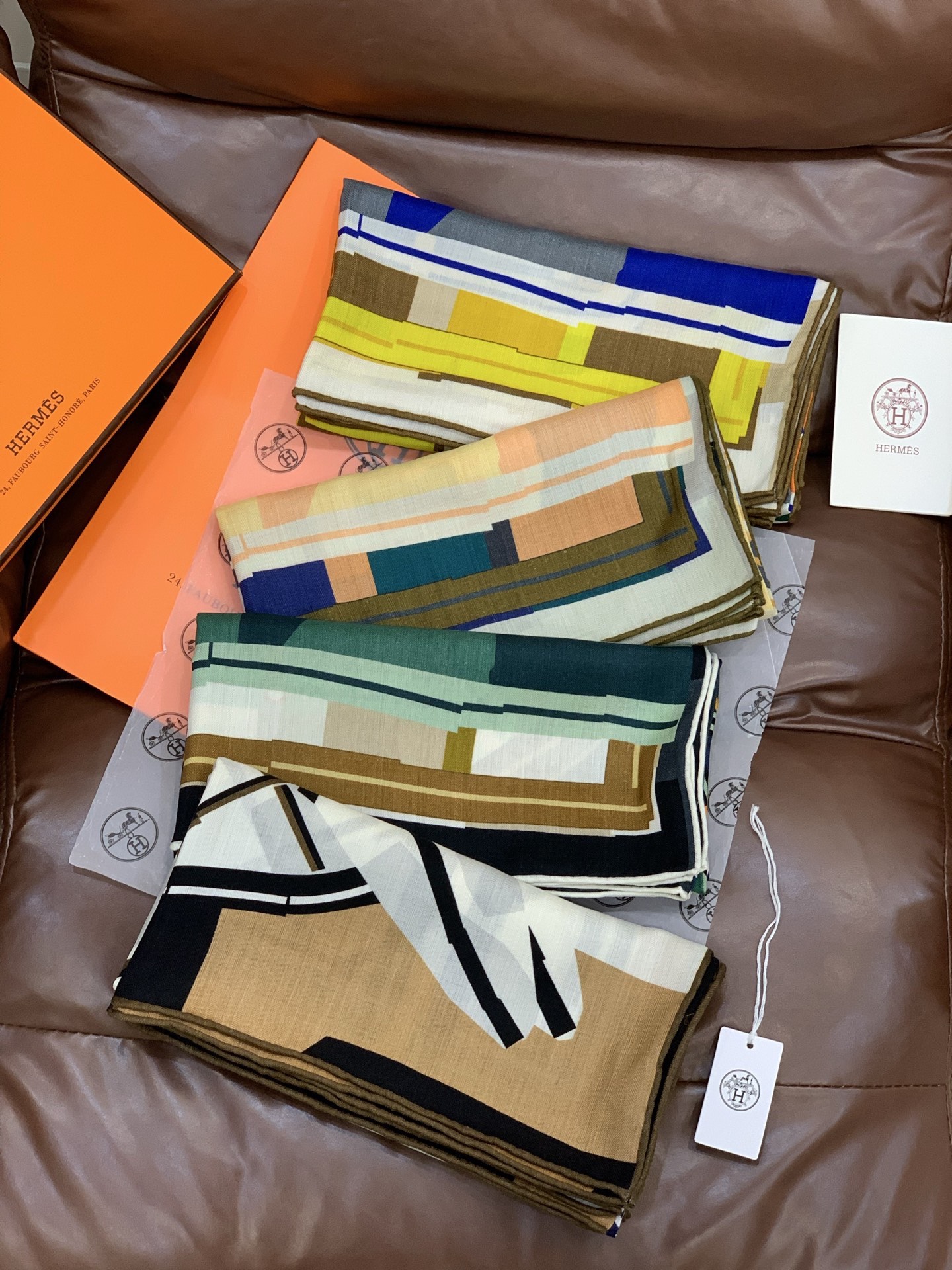 爱马仕“格纹马面罩” 140丝绒双面同色披肩手工卷边丝绒方巾（30%桑蚕丝70%羊绒）这款经典单品展现强