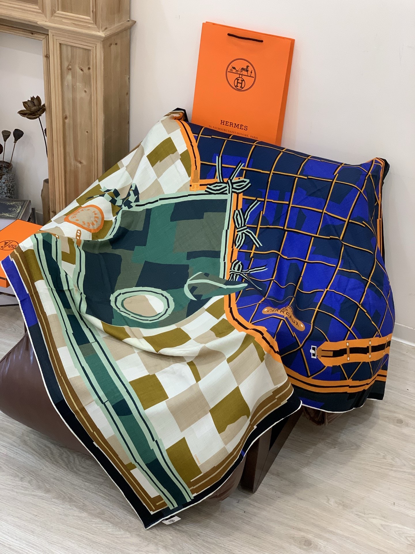 爱马仕“格纹马面罩” 140丝绒双面同色披肩手工卷边丝绒方巾（30%桑蚕丝70%羊绒）这款经典单品展现强