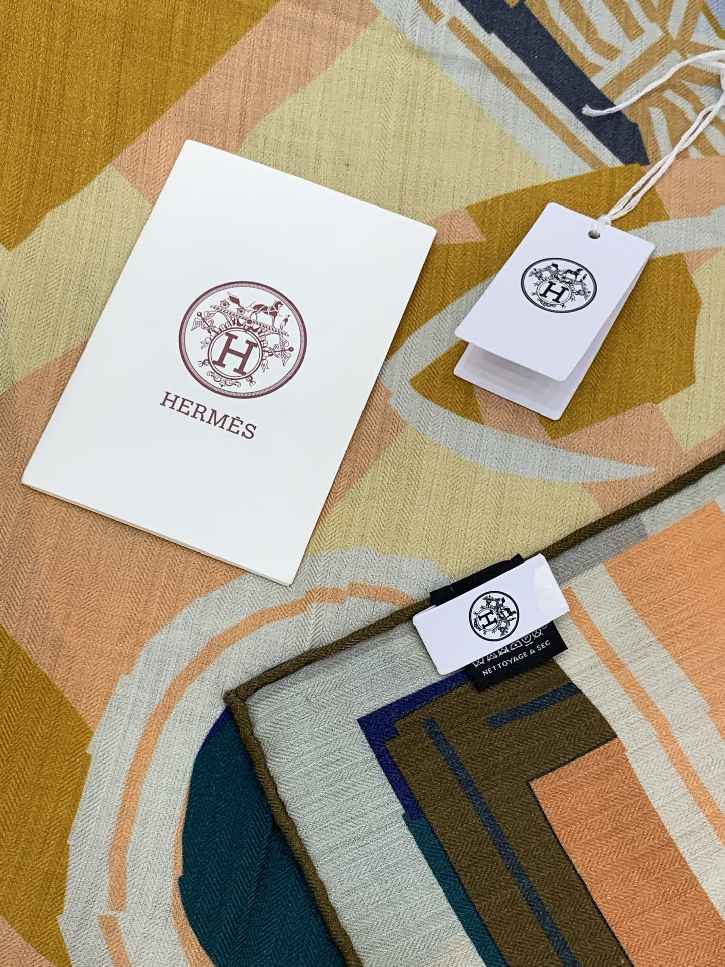 爱马仕“格纹马面罩” 140丝绒双面同色披肩手工卷边丝绒方巾（30%桑蚕丝70%羊绒）这款经典单品展现强