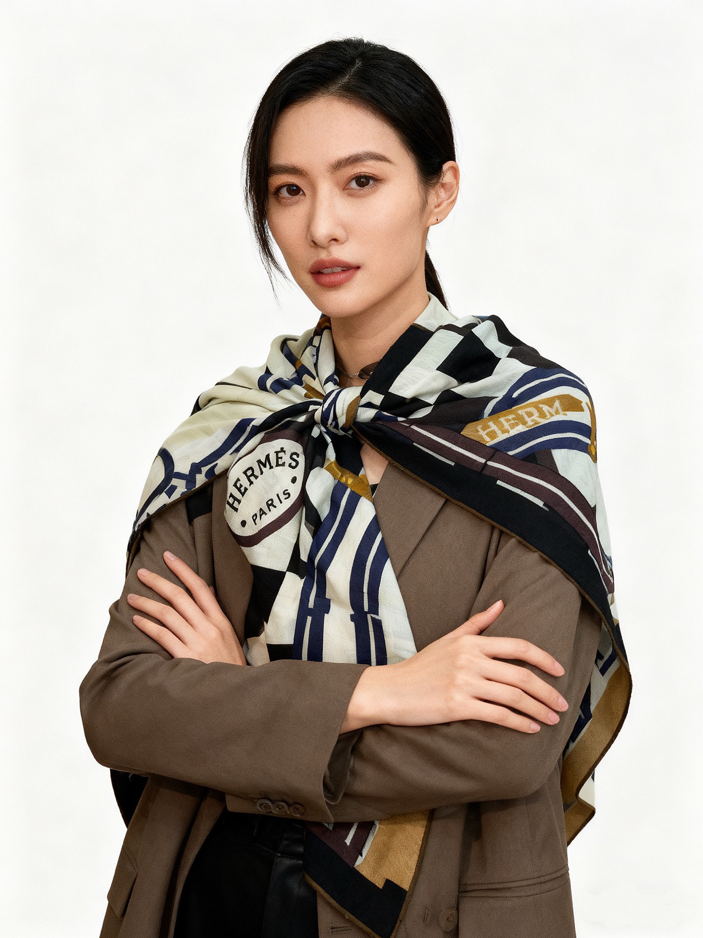 爱马仕“格纹马面罩” 140丝绒双面同色披肩手工卷边丝绒方巾（30%桑蚕丝70%羊绒）这款经典单品展现强