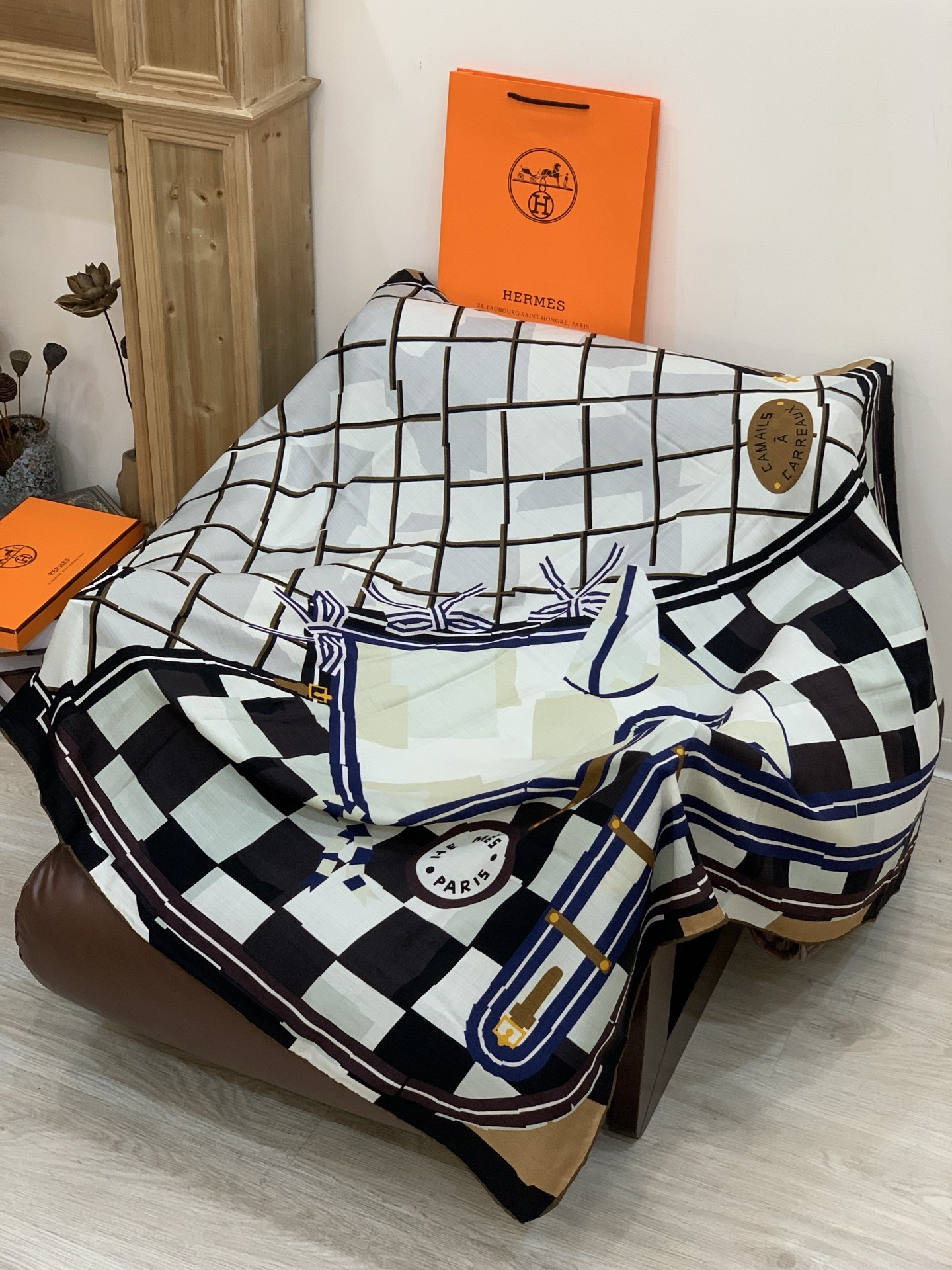 爱马仕“格纹马面罩” 140丝绒双面同色披肩手工卷边丝绒方巾（30%桑蚕丝70%羊绒）这款经典单品展现强