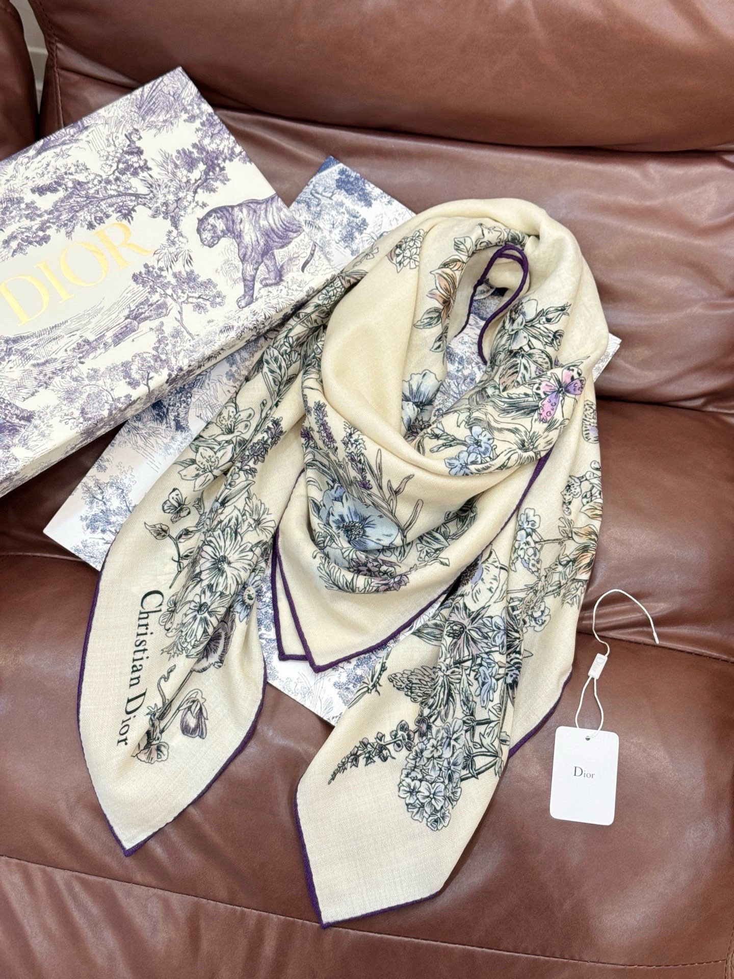 Dior 140双面丝绒印花方巾这款方巾以 Dior Star 图案呈现 Dior 的幸运星，通过该系列