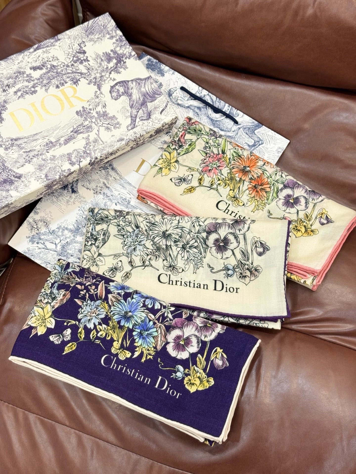 Dior 140双面丝绒印花方巾这款方巾以 Dior Star 图案呈现 Dior 的幸运星，通过该系列